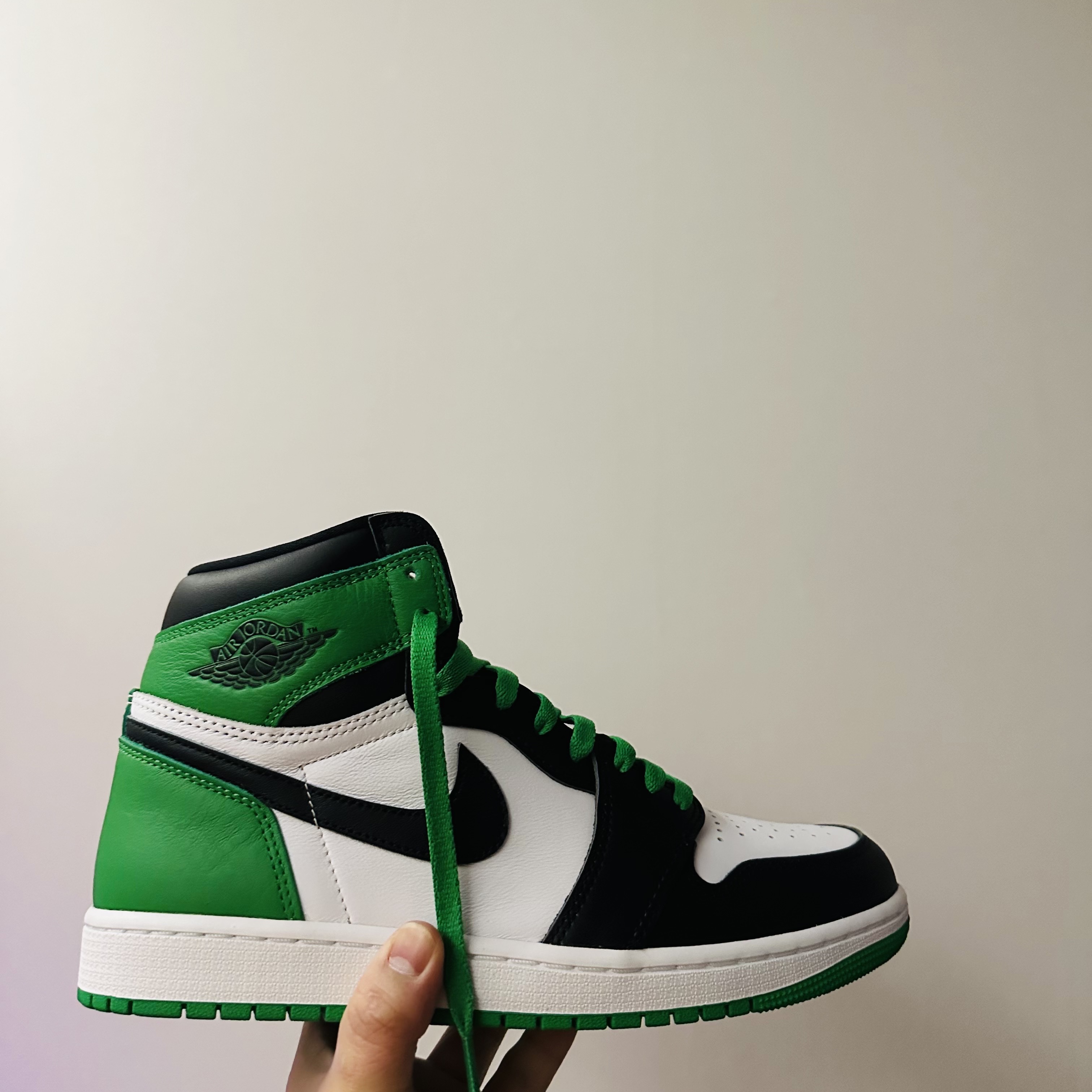 Jordan 1 Retro High OG Black and Lucky Green 착용 스타일 - 2