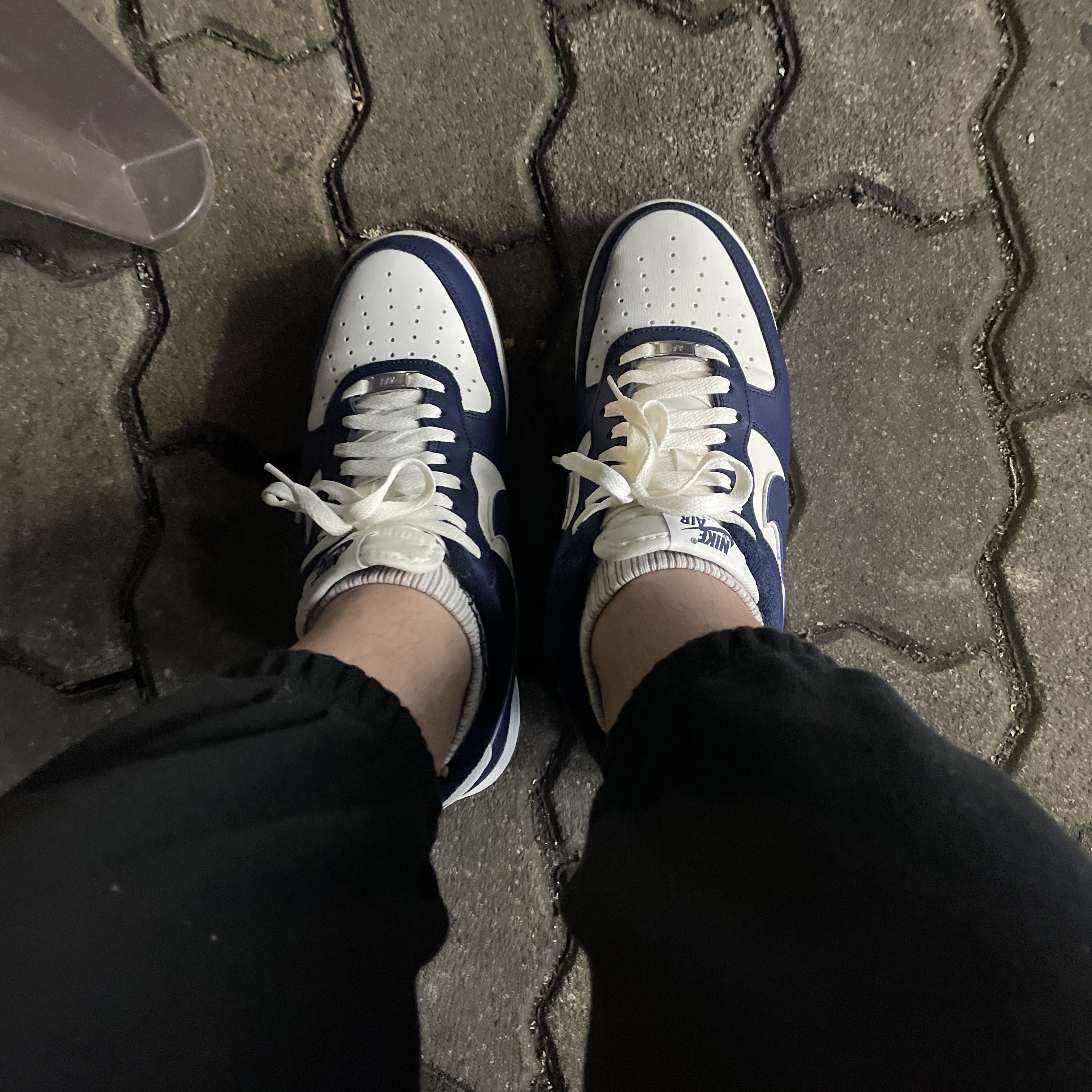 Nike Air Force 1 '07 LV8 Midnight Navy 착용 스타일