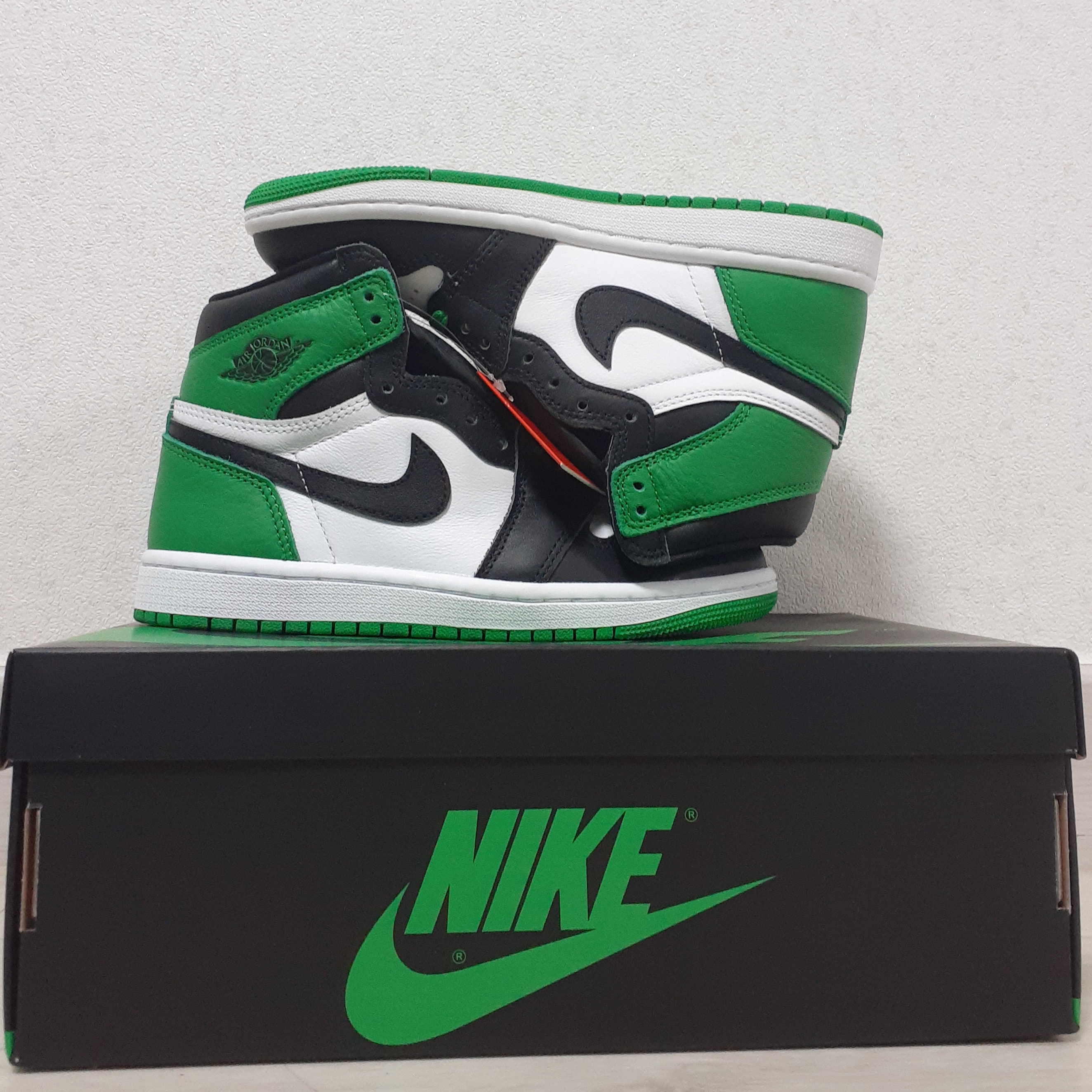 Jordan 1 Retro High OG Black and Lucky Green 착용 스타일 - 3
