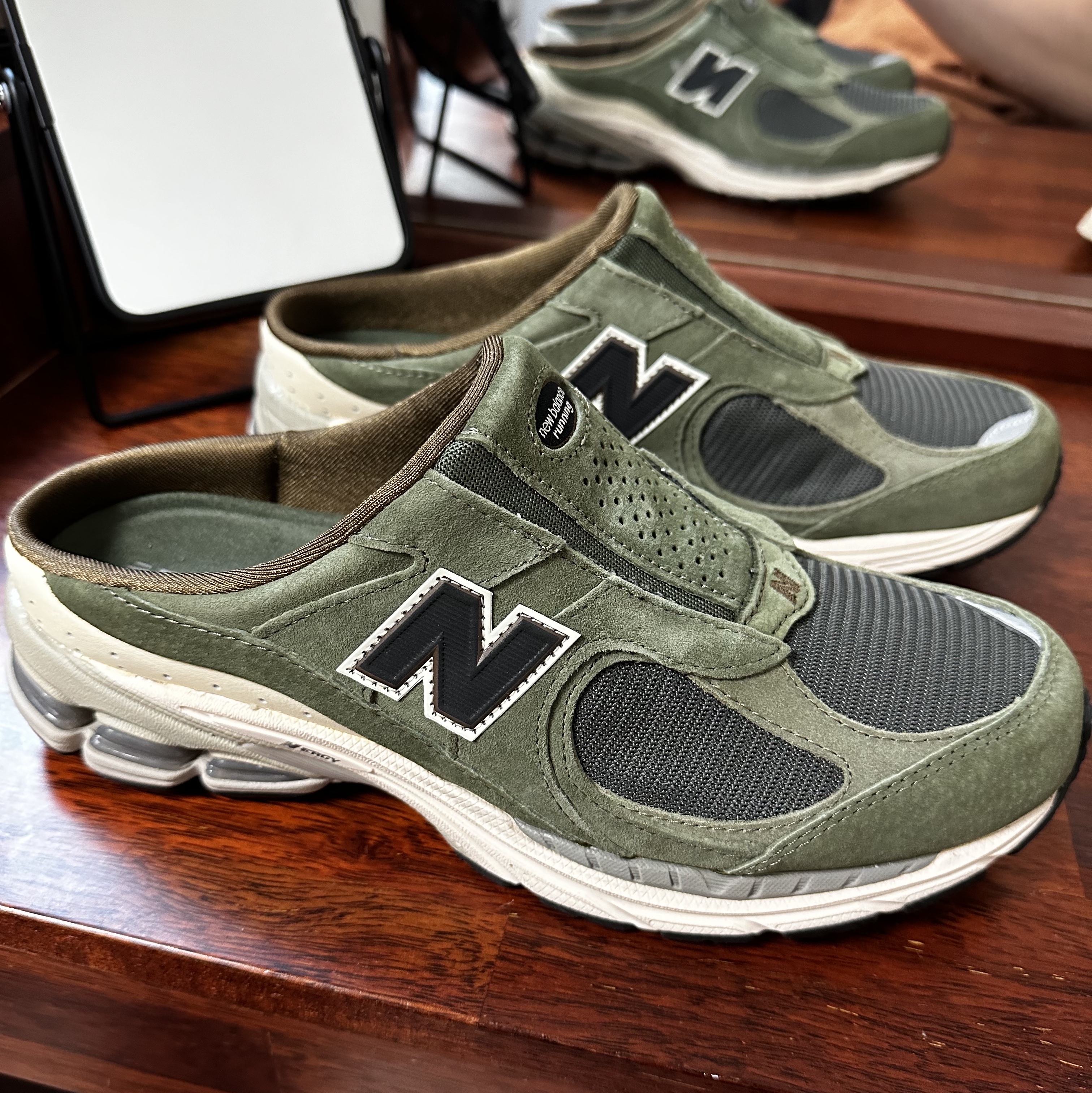 New Balance x SNS 2002R Mule Deset Palm 착용 스타일 - 1