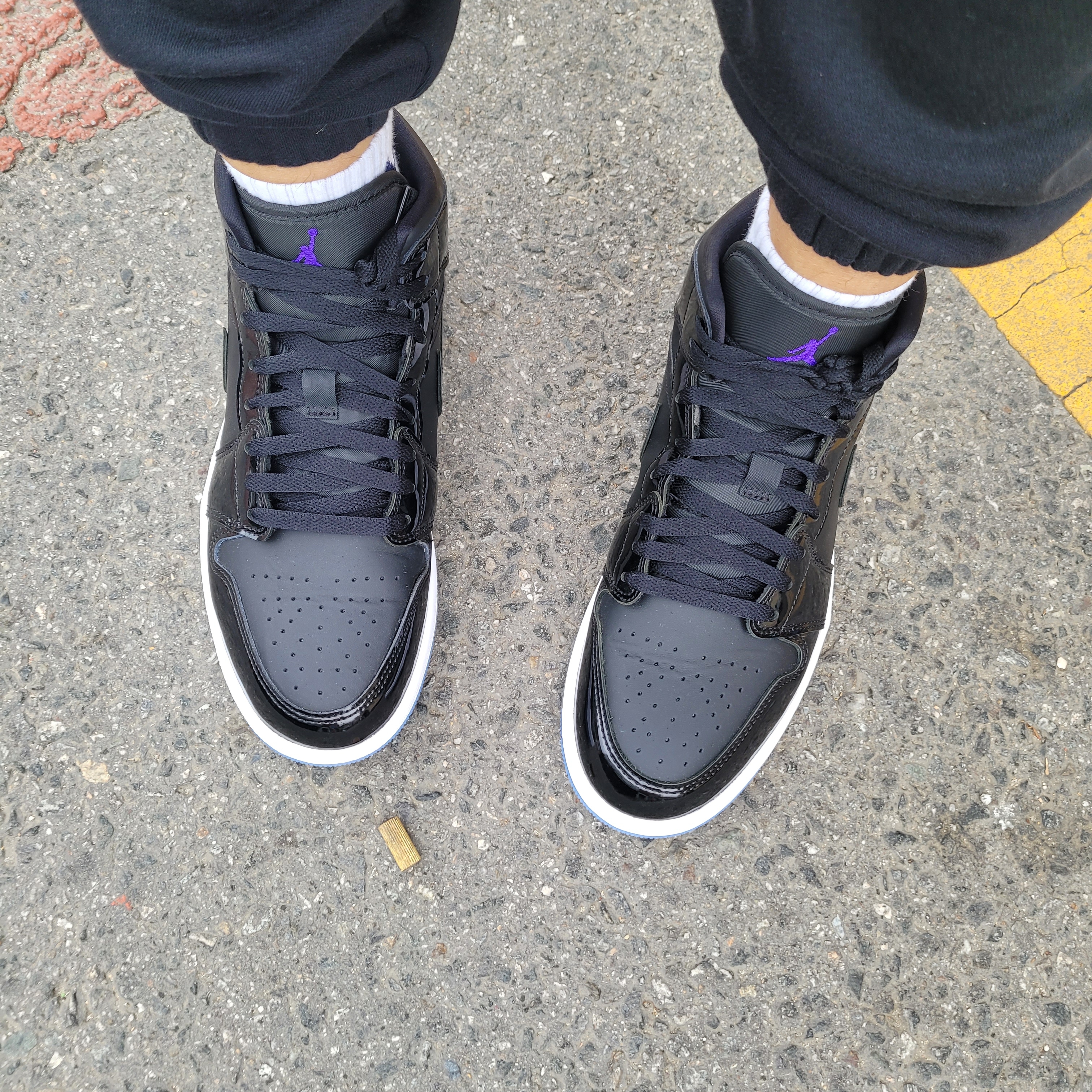 Jordan 1 Mid SE Black Dark Concord 착용 스타일 - 1