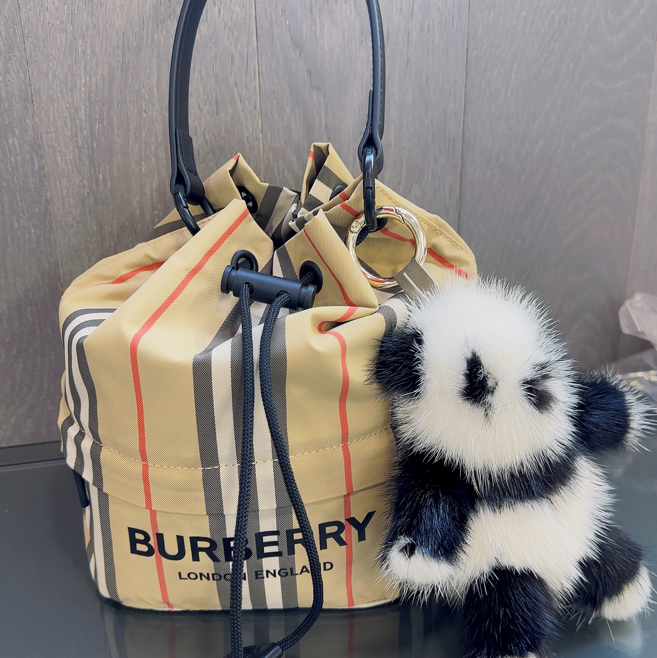 Burberry Icon Stripe Econyl Drawcord Pouch Archive Beige 착용 스타일 - 1