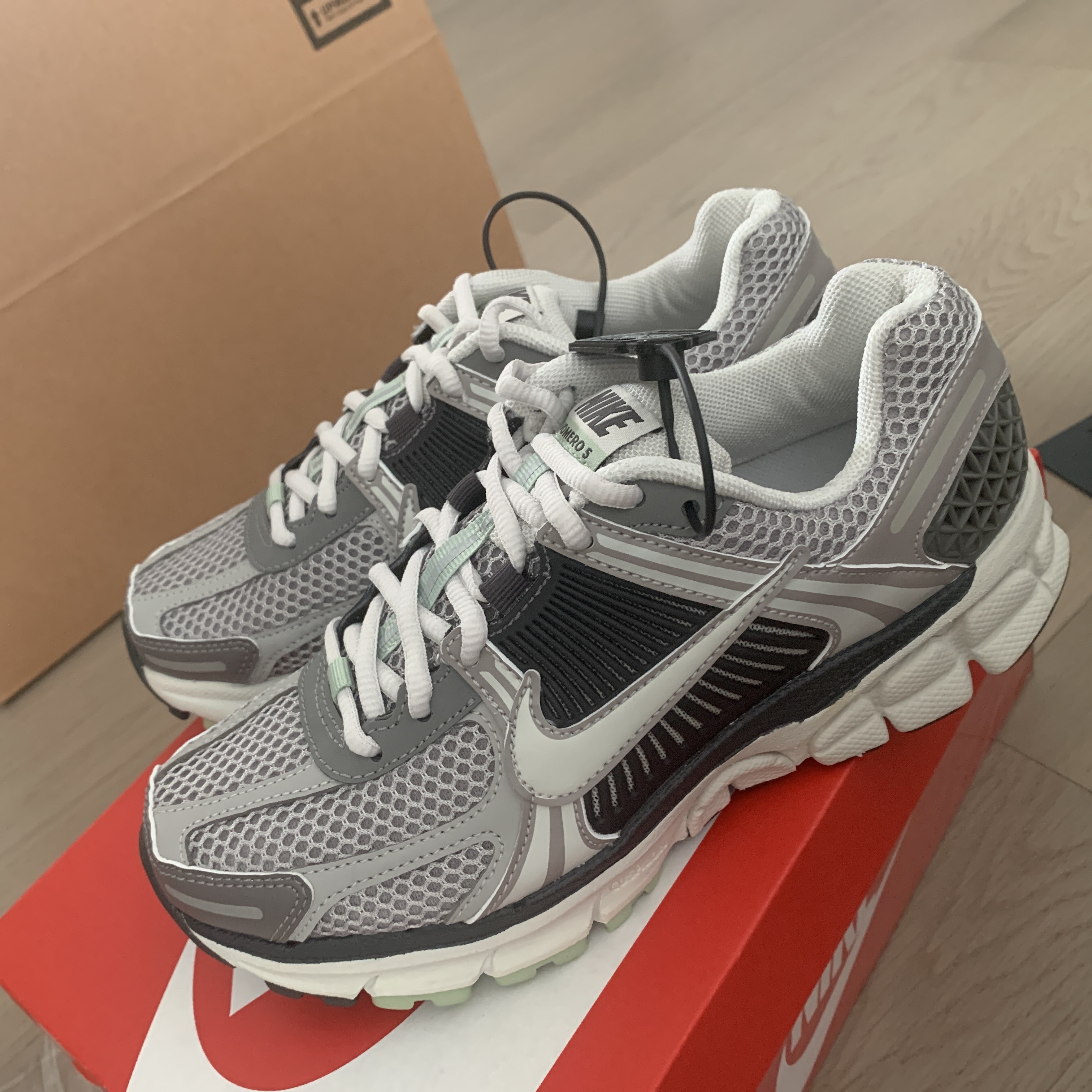 (W) Nike Zoom Vomero 5 Cobblestone and Flat Pewter 착용 스타일