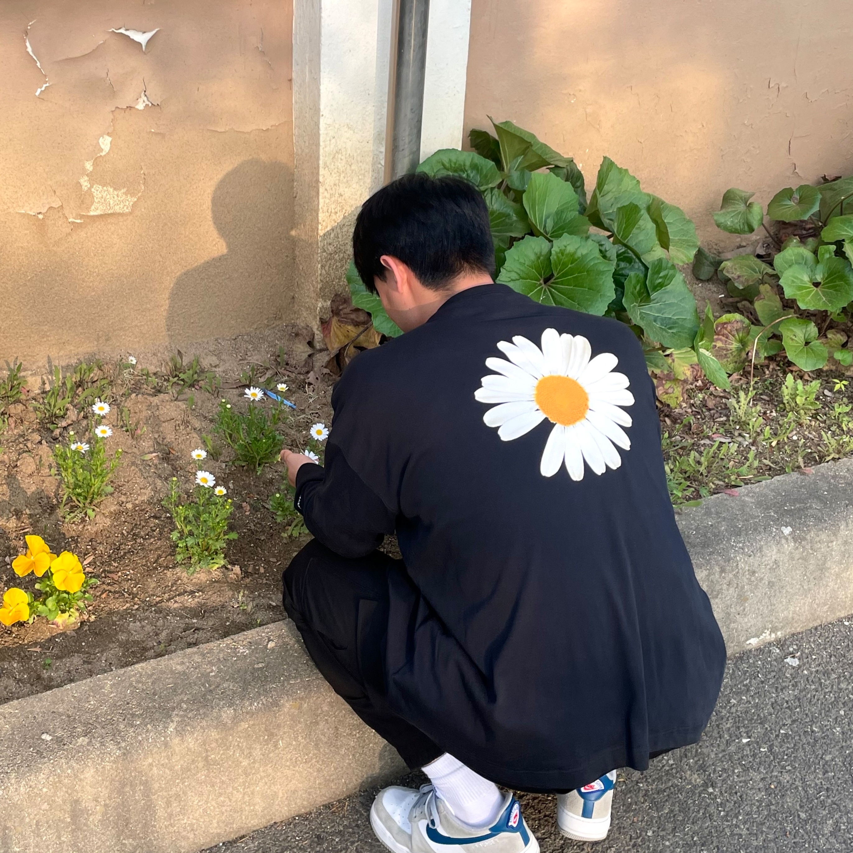Nike x Peaceminusone LS T-Shirt Black (DR0098-010), Nike Air Force 1 '07 LV8 Athletic Club Light Smoke Grey Marina 착용 스타일