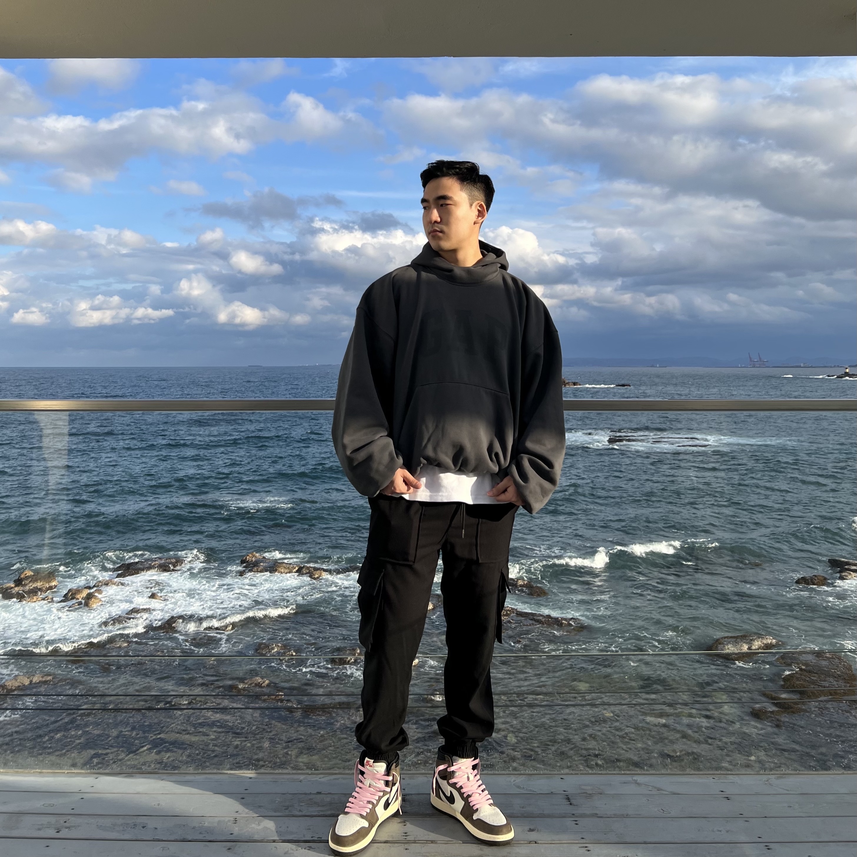 Yeezy Gap Engineered By Balenciaga Dove Hoodie Black, Jordan 1 x Travis Scott Retro High OG SP Mocha 착용 스타일