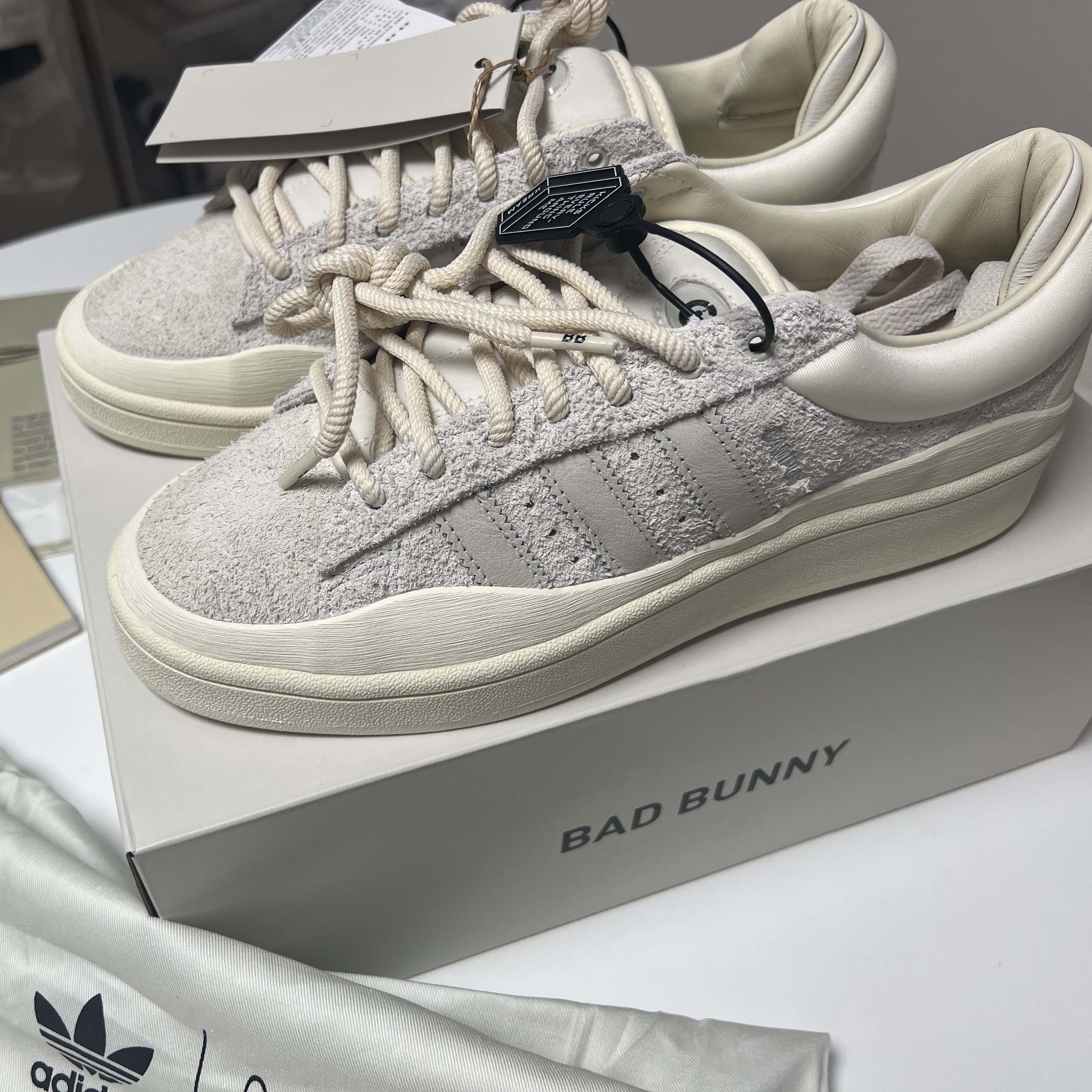 Adidas x Bad Bunny Campus Light Cloud White 착용 스타일 - 2