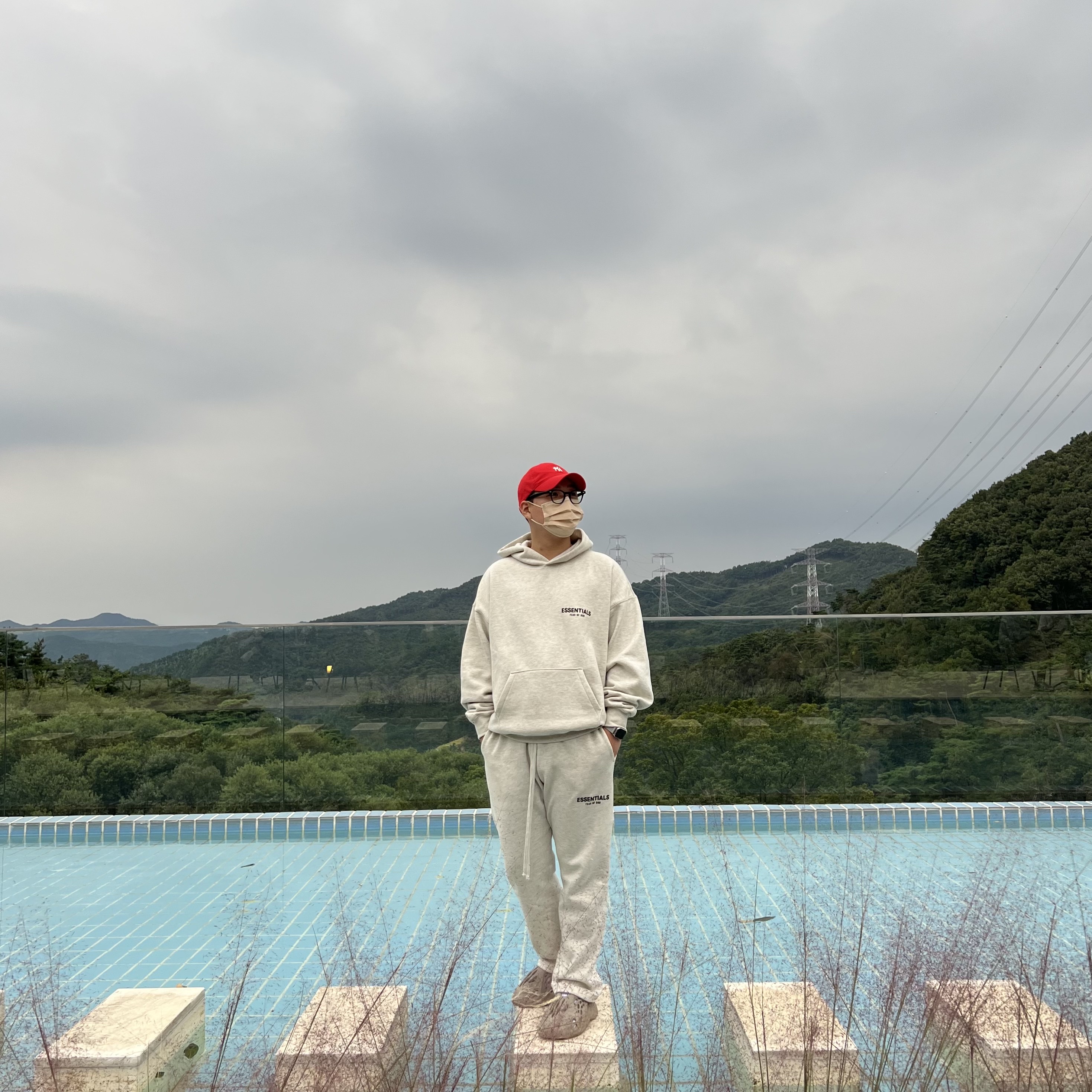 Essentials The Core Collection Hoodie Light Oatmeal, Essentials The Core Collection Relaxed Sweatpants Light Oatmeal 착용 스타일