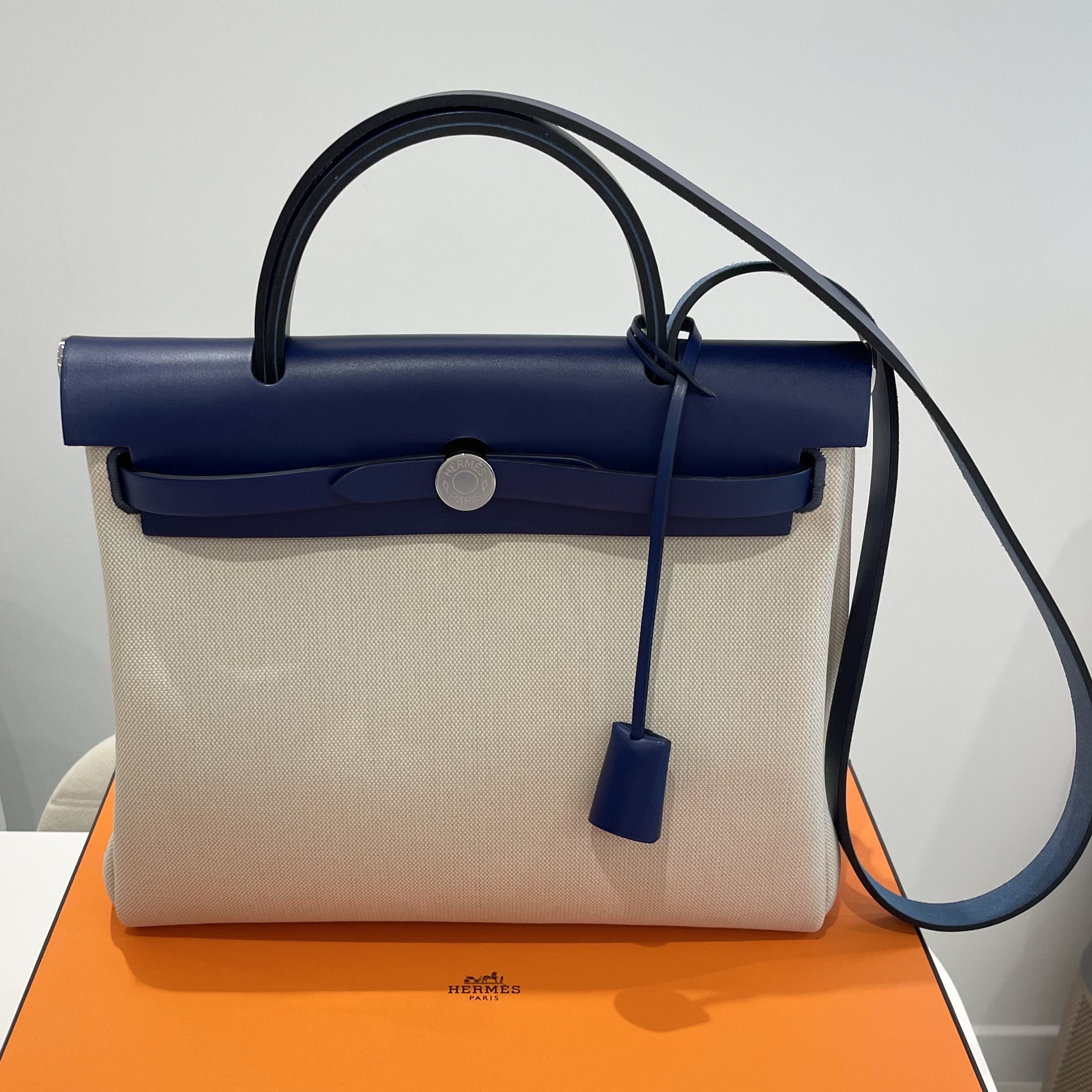 Hermes Herbag Zip 31 Bag Military Canvas Hunter Cowhide & Palladium Beton Bleu Saphir 착용 스타일