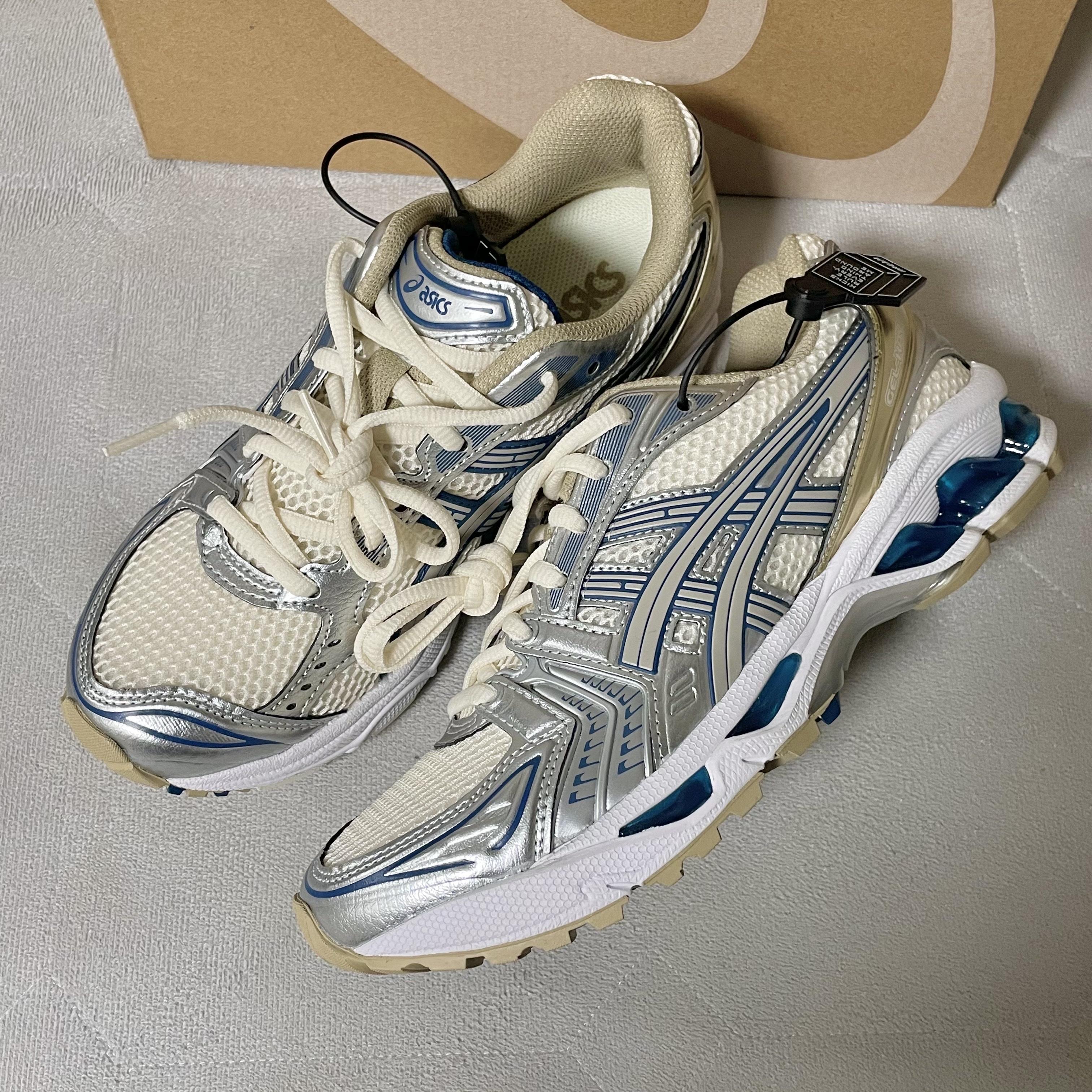 Asics Gel-Kayano 14 Cream Pure Silver 착용 스타일 - 1