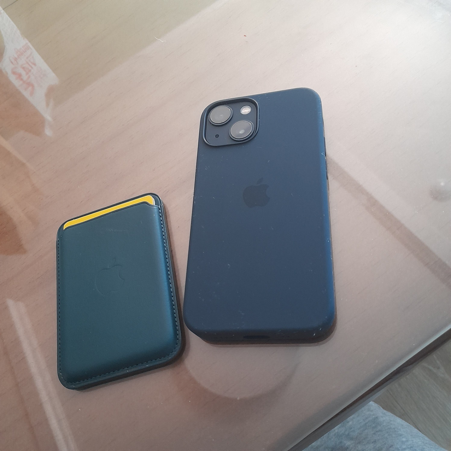 Apple iPhone 13 Silicone Case with MagSafe Midnight, Apple iPhone Leather Wallet with MagSafe Sequoia Green 착용 스타일