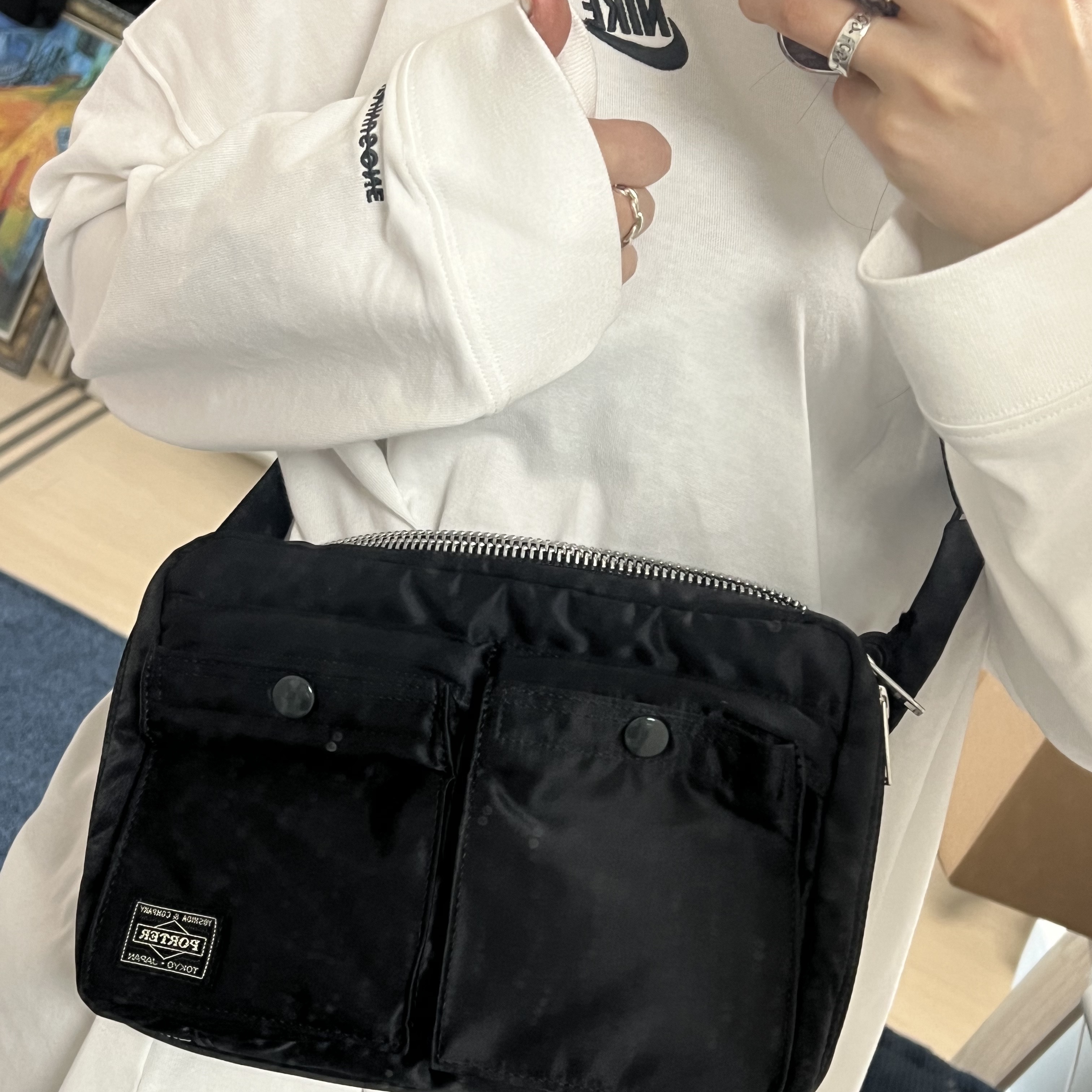 Porter Tanker Shoulder Bag S Black 착용 스타일 - 3