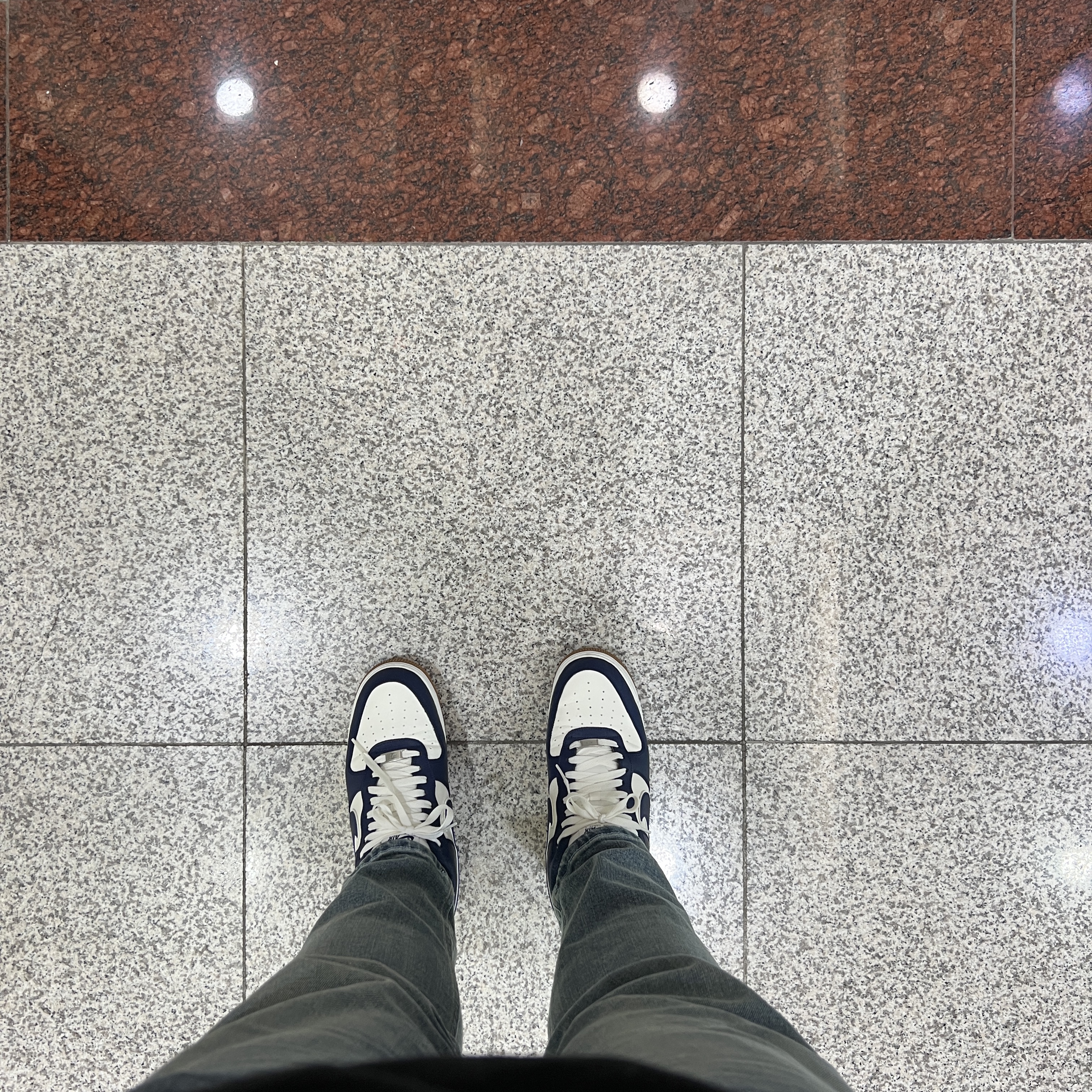 Nike Air Force 1 '07 LV8 Midnight Navy 착용 스타일