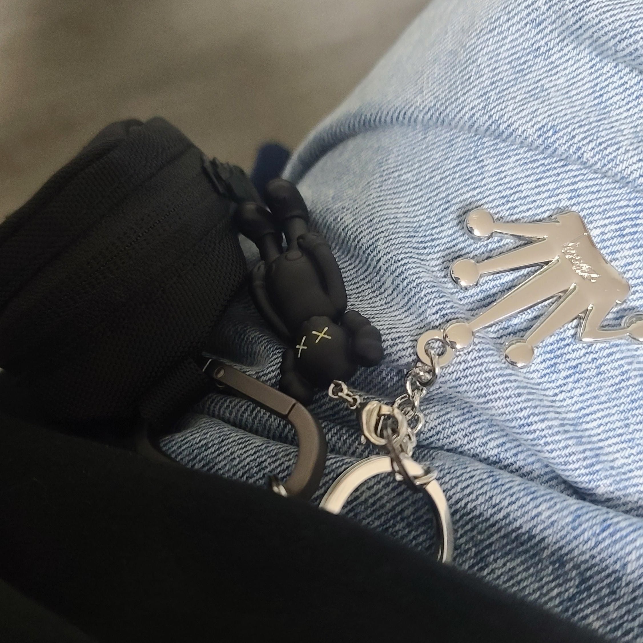 Kaws Tokyo First Companion Keychain Black, Stussy Metal Bent Crown Keychain Silver 착용 스타일 - 1