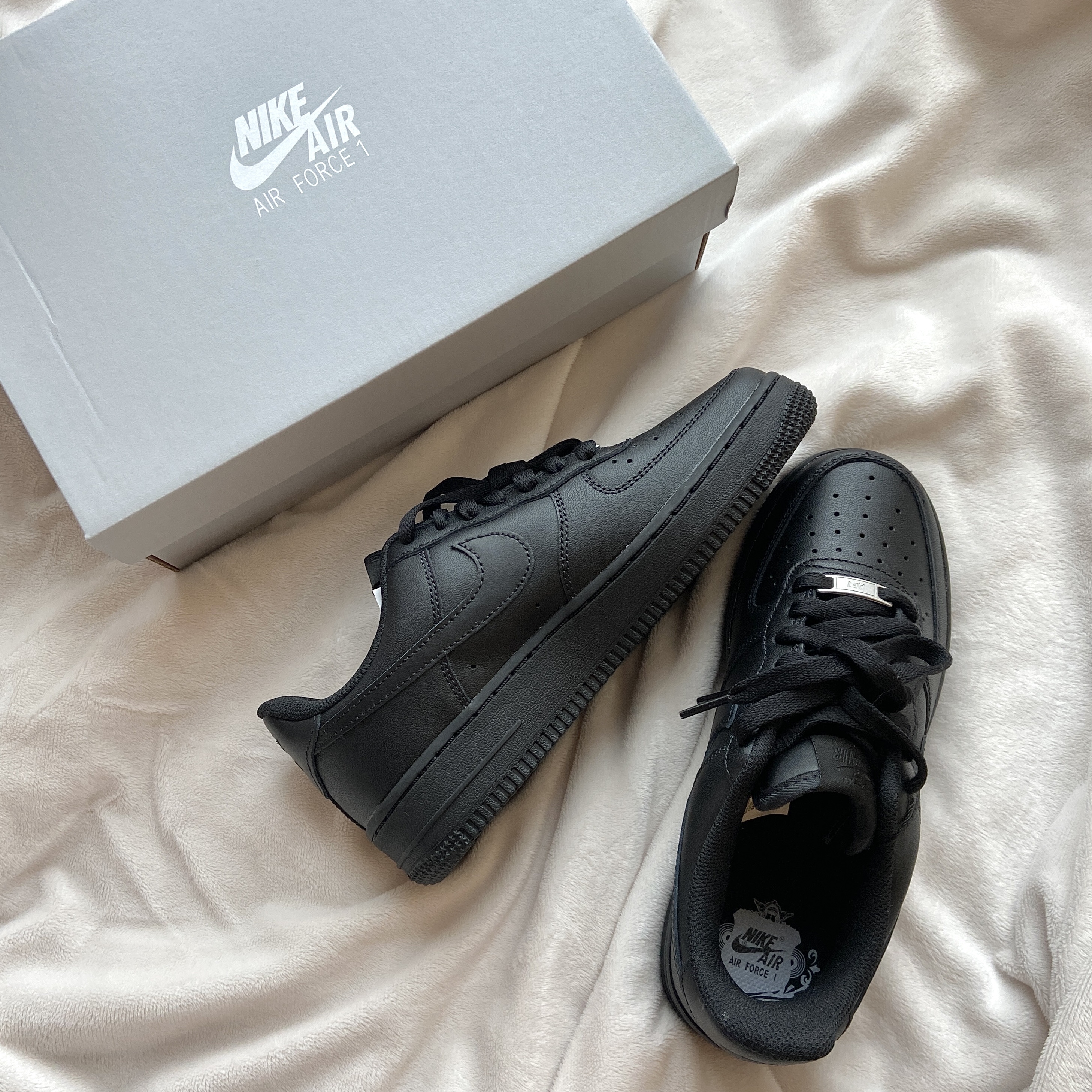 Nike Air Force 1 '07 Low Triple Black, (W) Nike Air Force 1 '07 Low Triple Black 착용 스타일