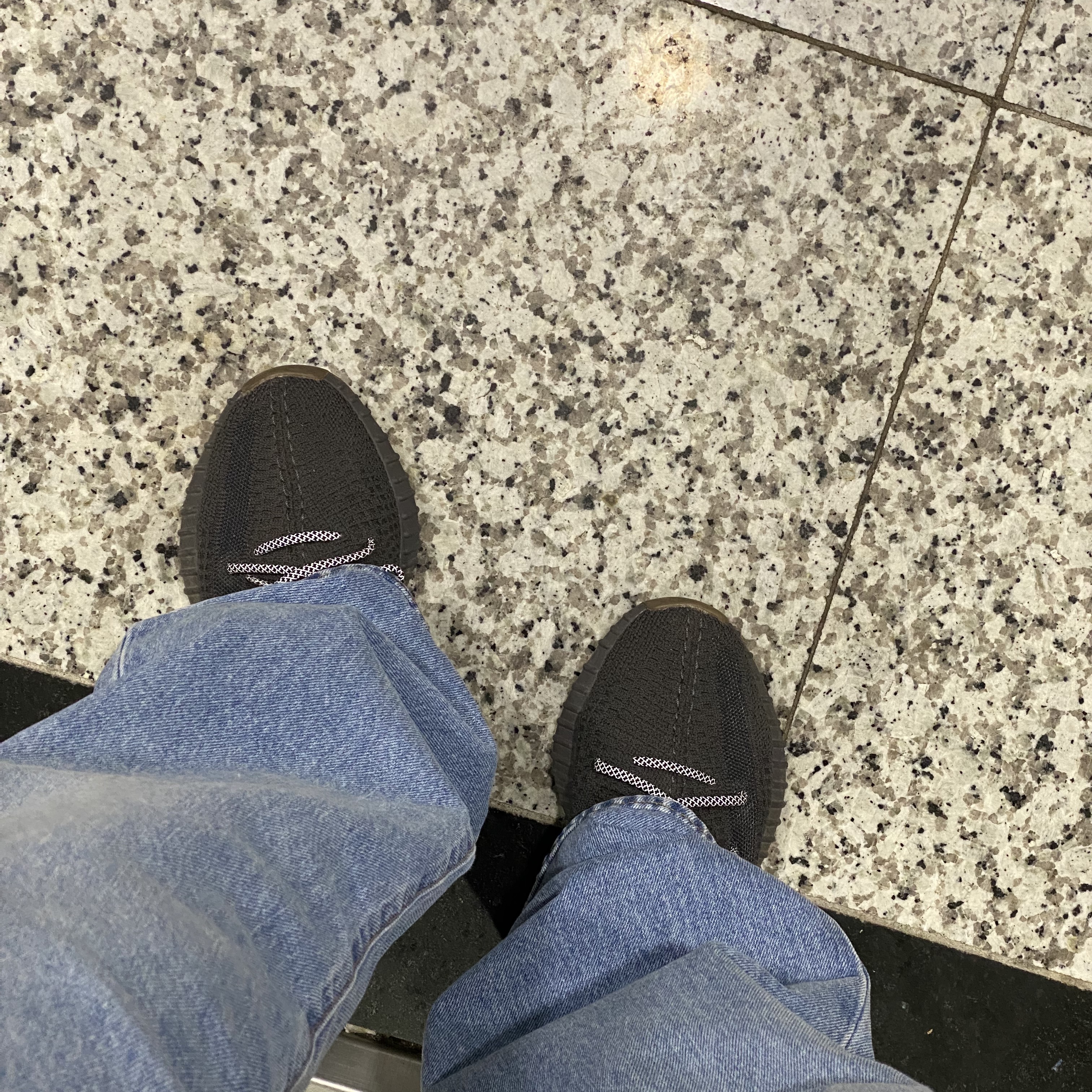 Adidas Yeezy Boost 350 V2 Cinder 착용 스타일