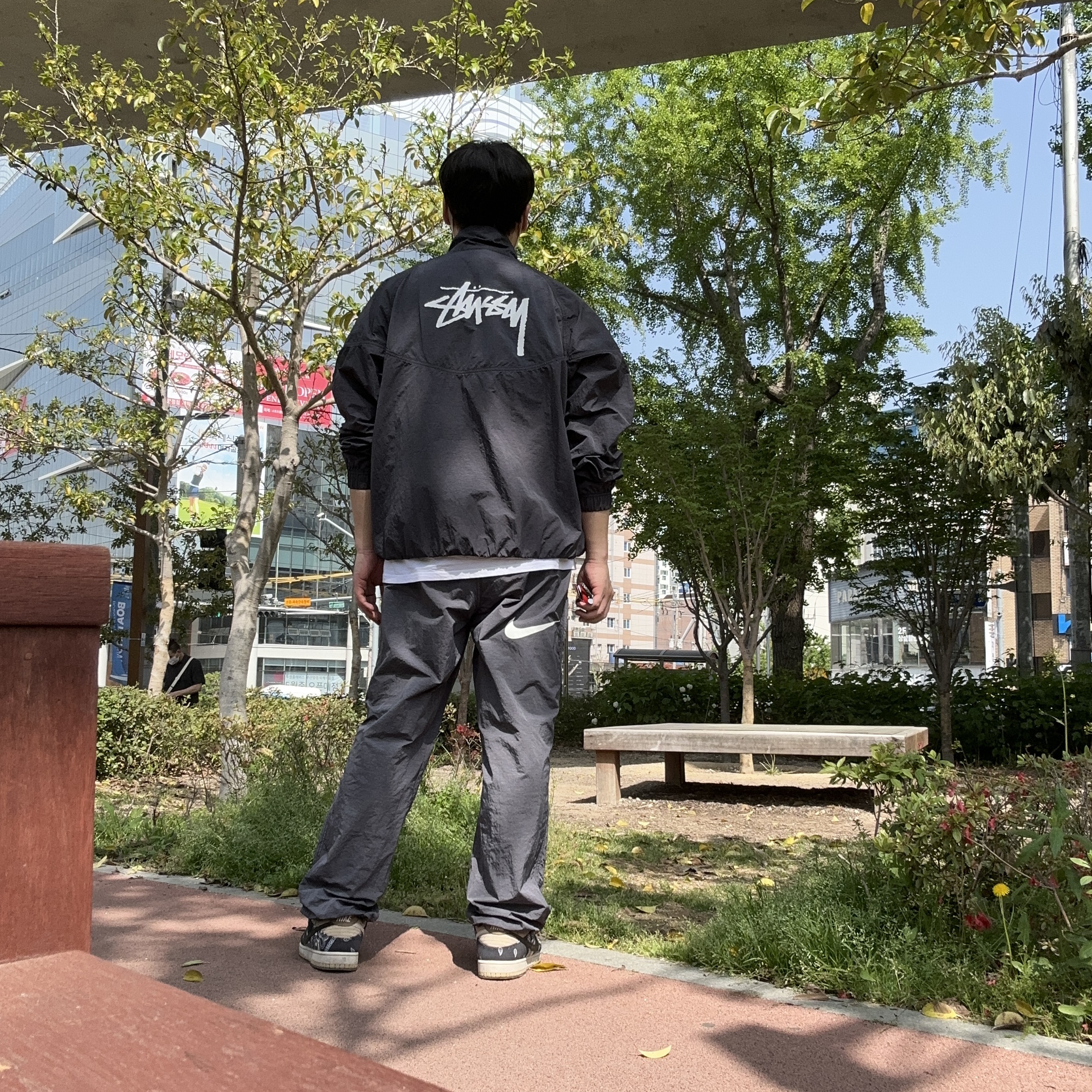 Nike x Stussy Windrunner Jacket Off Noir, Nike x Stussy Beach Pants Off Noir 착용 스타일