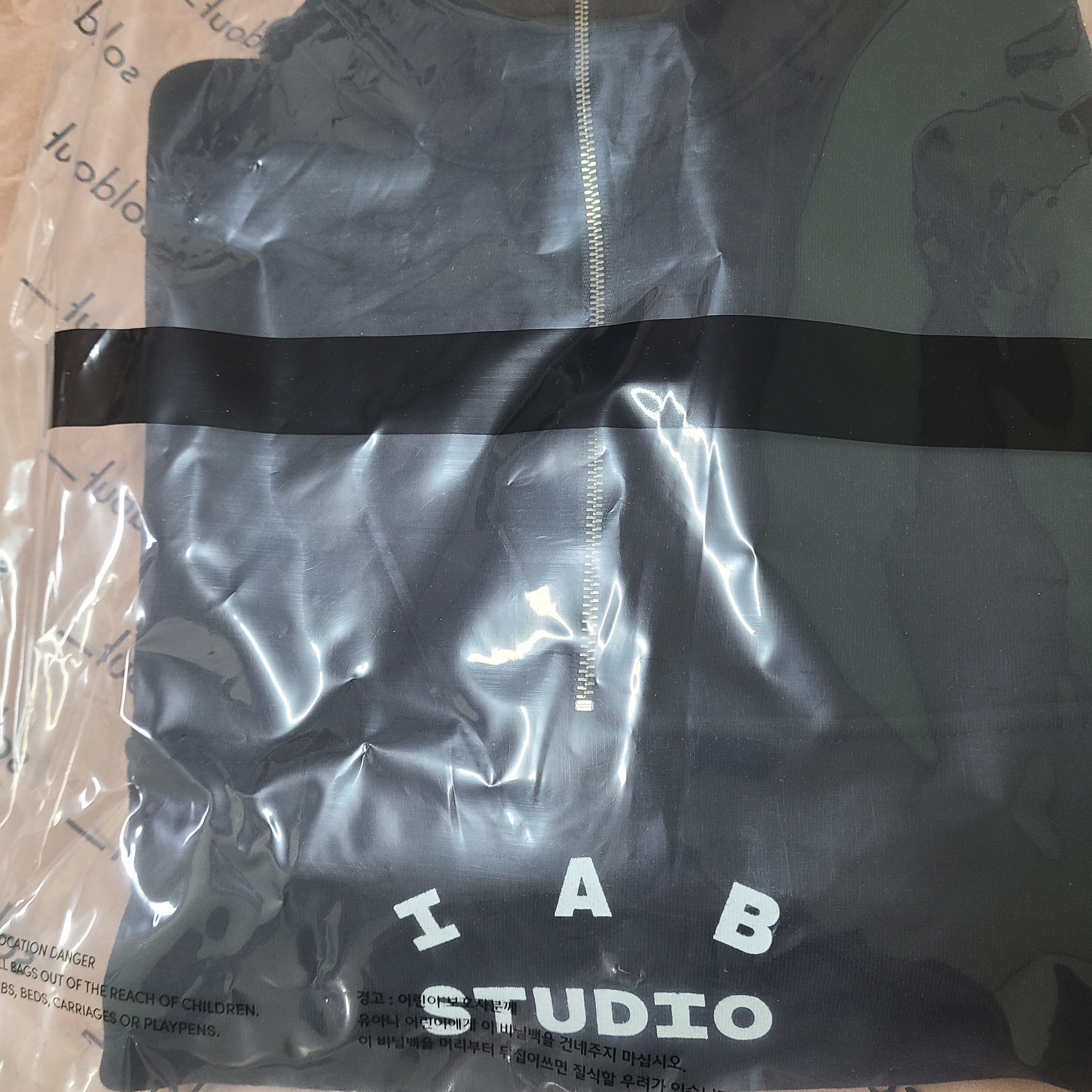 IAB Studio Half Zip-Up Black White 착용 스타일