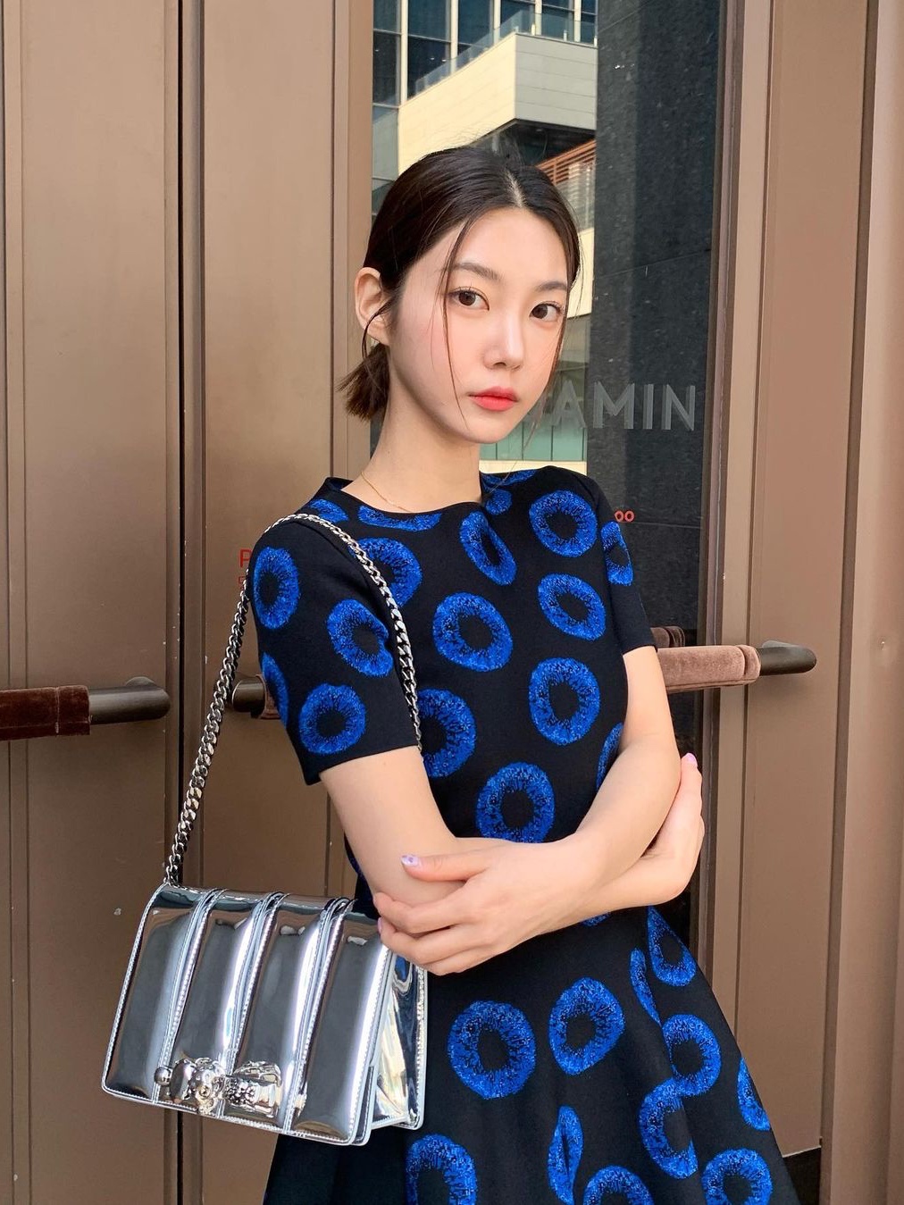 Alexander McQueen Slash Bag Silver, (W) Alexander McQueen Iris Jacquard Mini Dress in Black Blue 착용 스타일 - 1