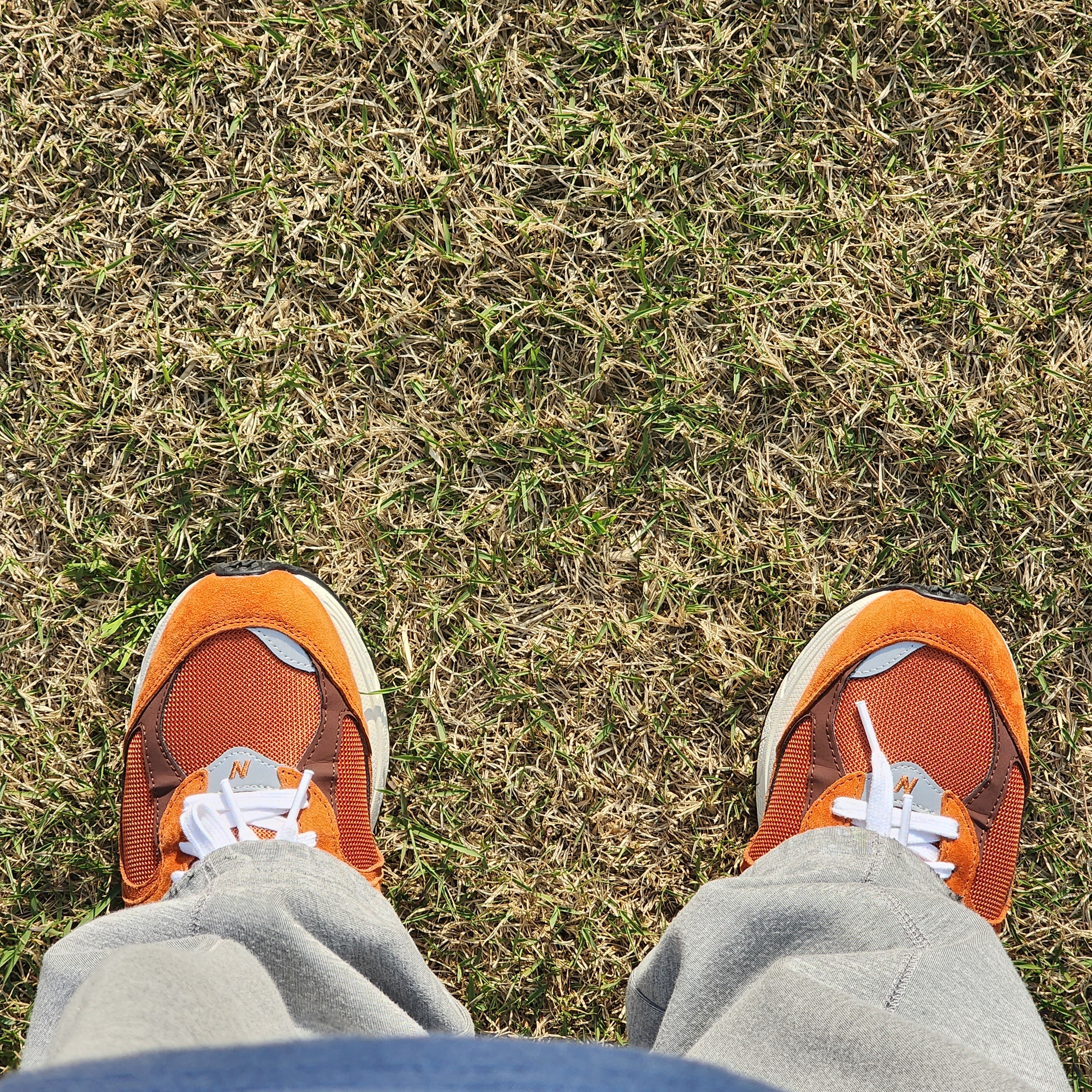 New Balance 2002R Rust Oxide 착용 스타일 - 1