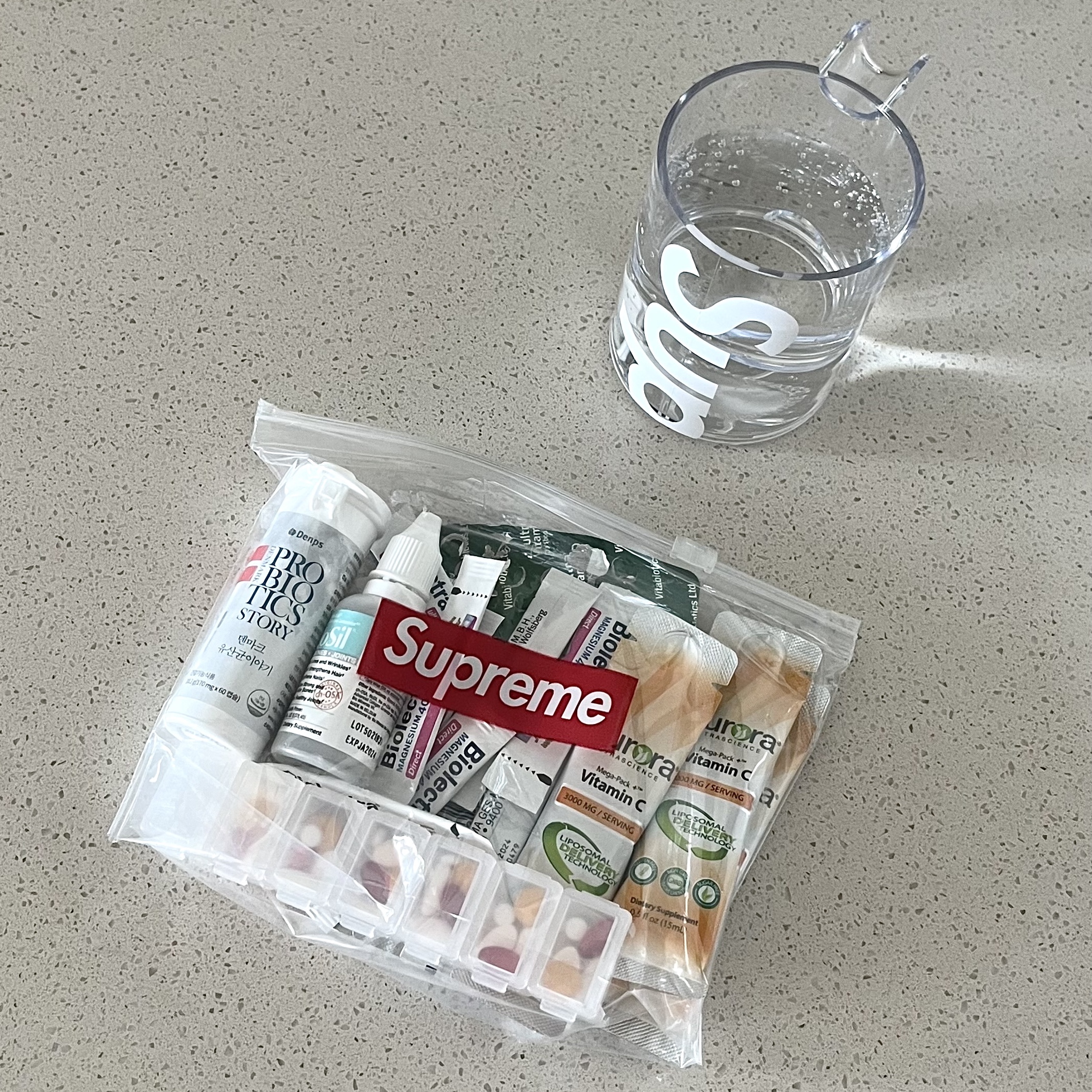 Supreme Ziploc Bags (Box of 30), Supreme Heller Mugs Clear (Set of 2) 착용 스타일