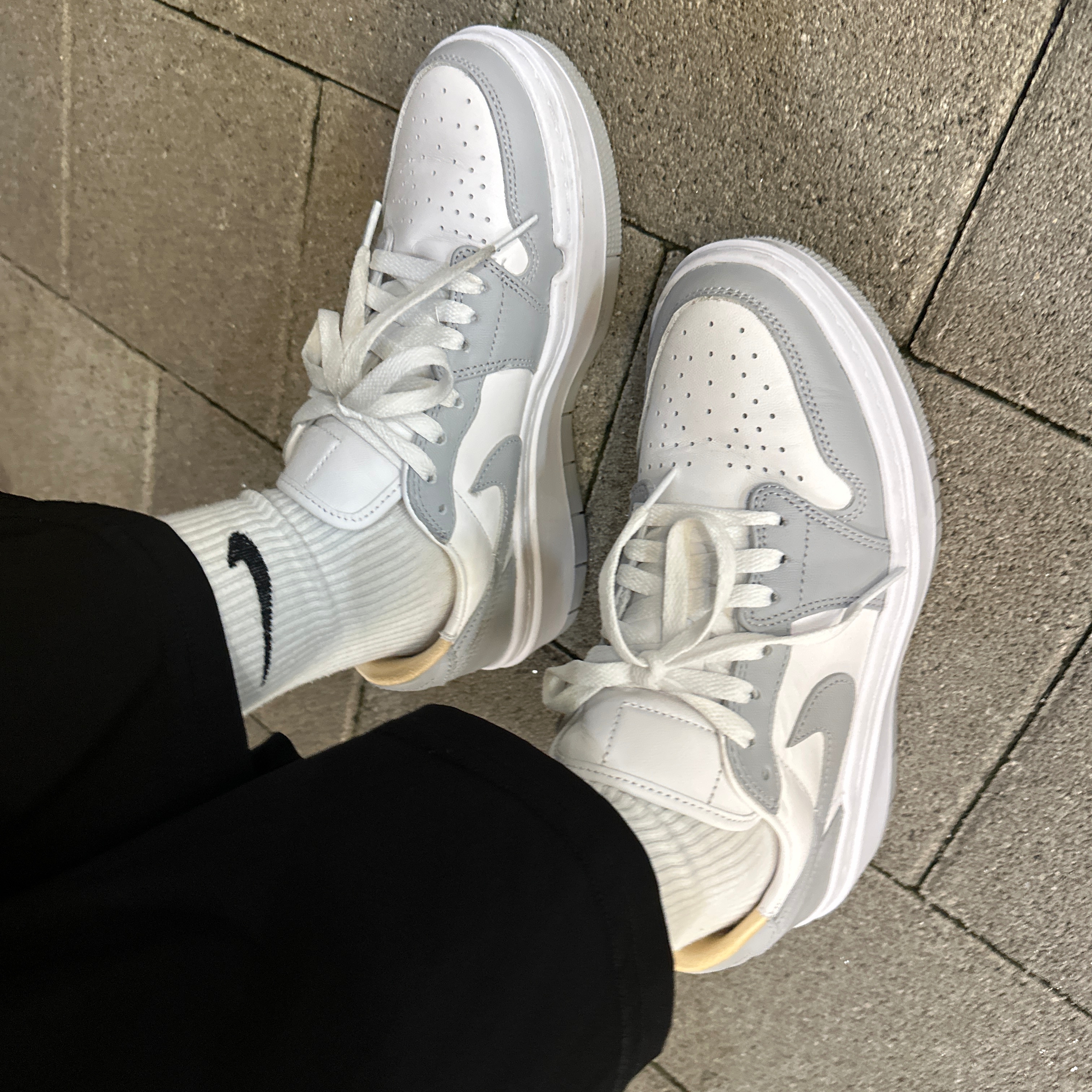 (W) Jordan 1 Elevate Low White and Wolf Grey 착용 스타일 - 1