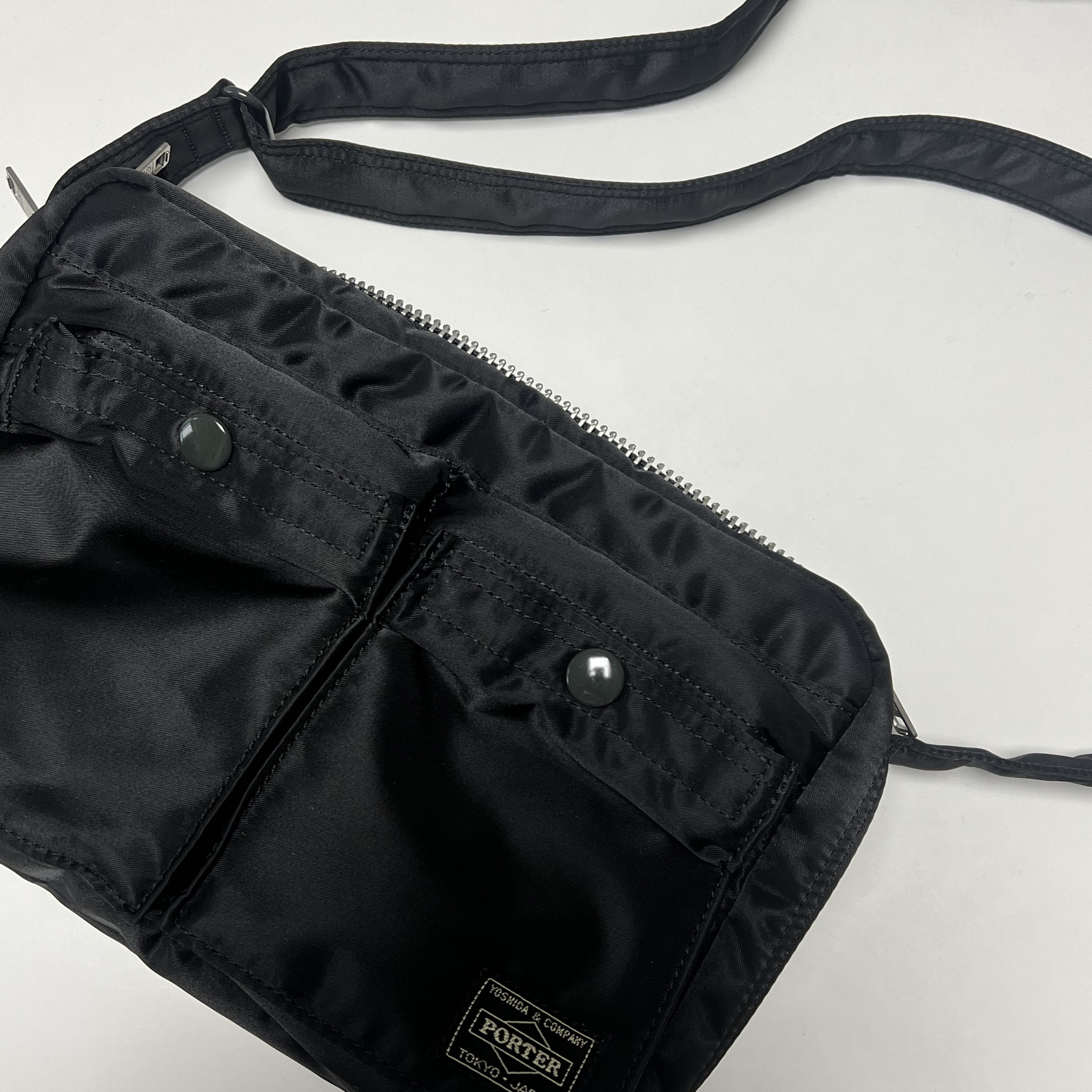 Porter Tanker Shoulder Bag S Black 착용 스타일 - 1