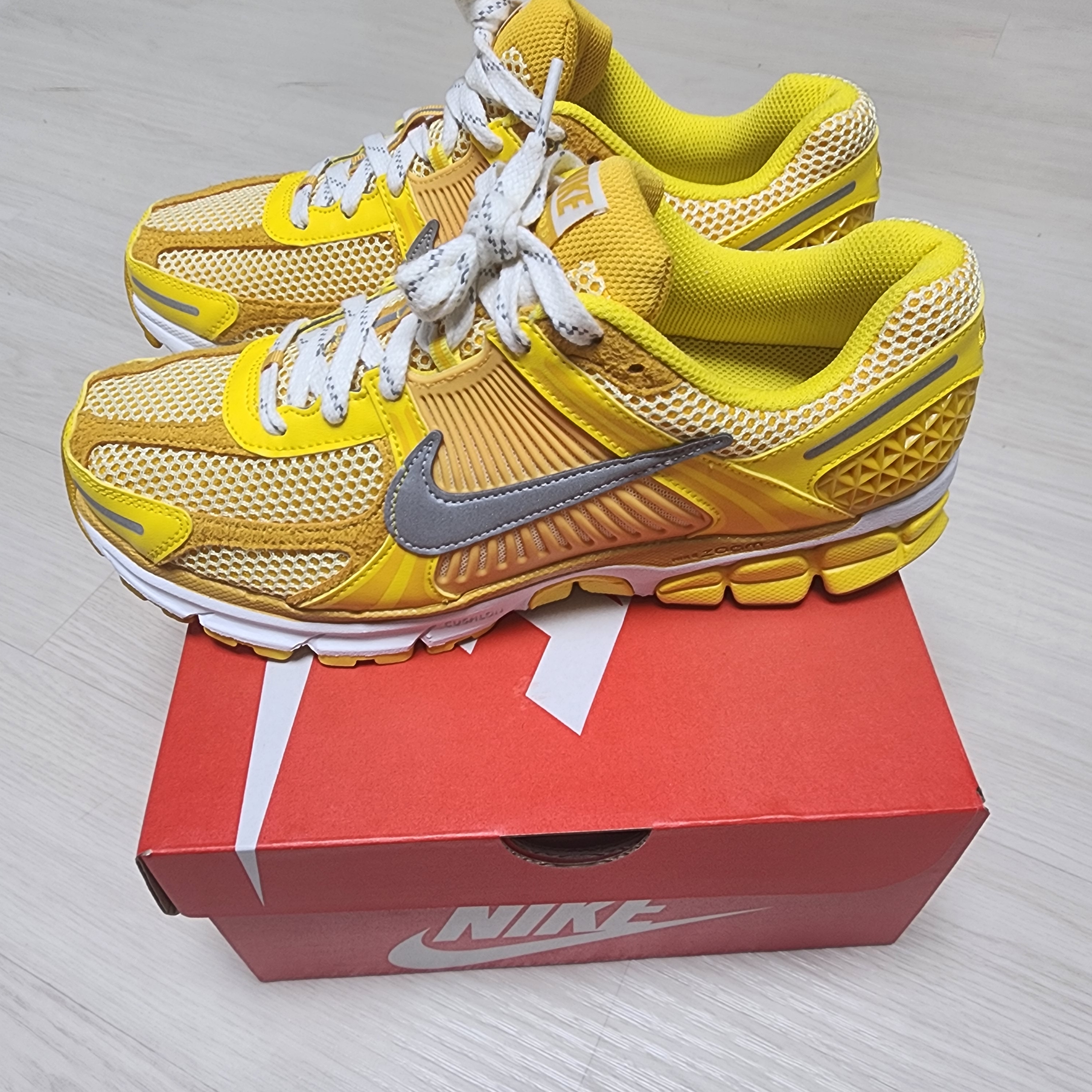 Nike Zoom Vomero 5 Yellow Ochre 착용 스타일 - 2