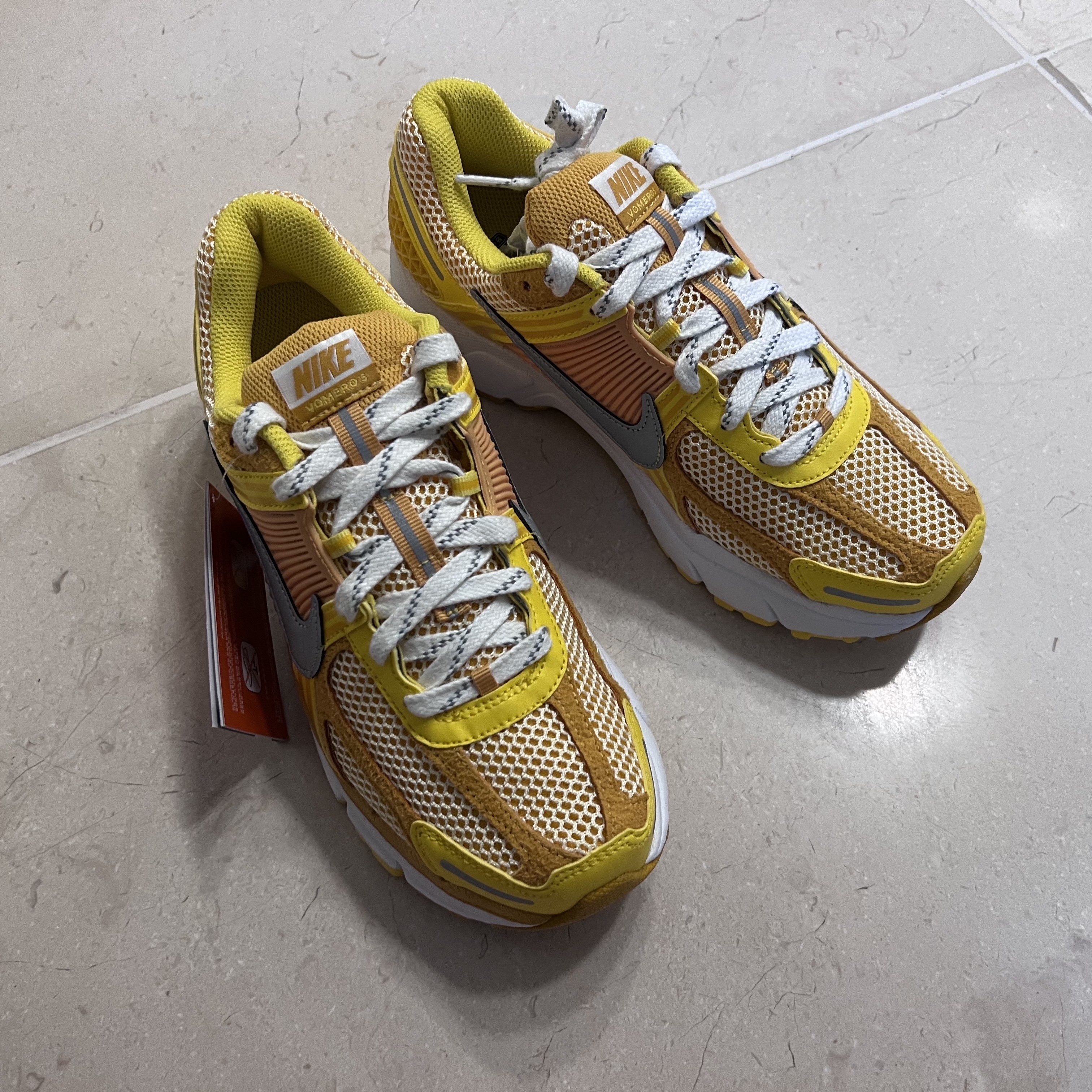 Nike Zoom Vomero 5 Yellow Ochre 착용 스타일