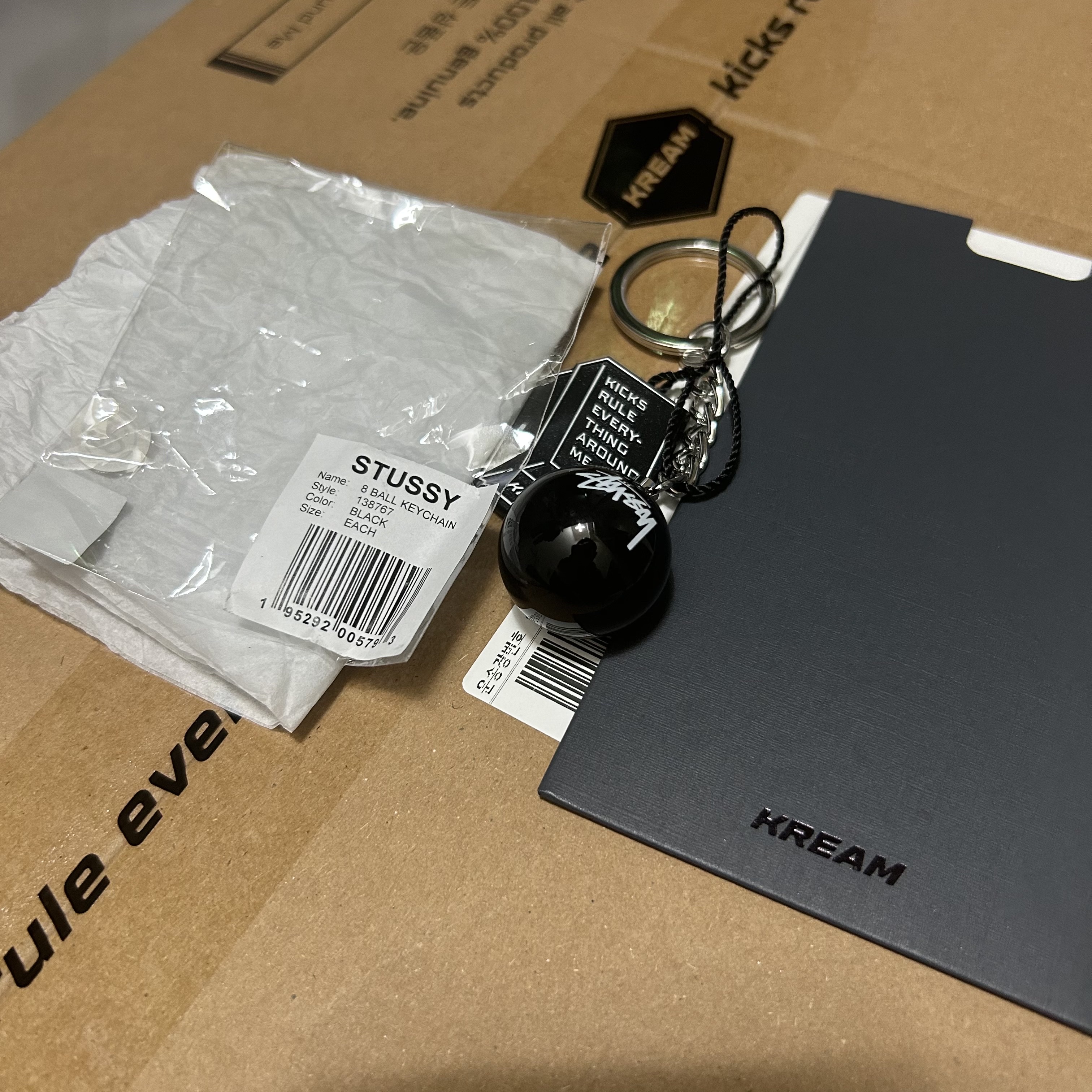 Stussy 8 Ball Keychain Black 착용 스타일