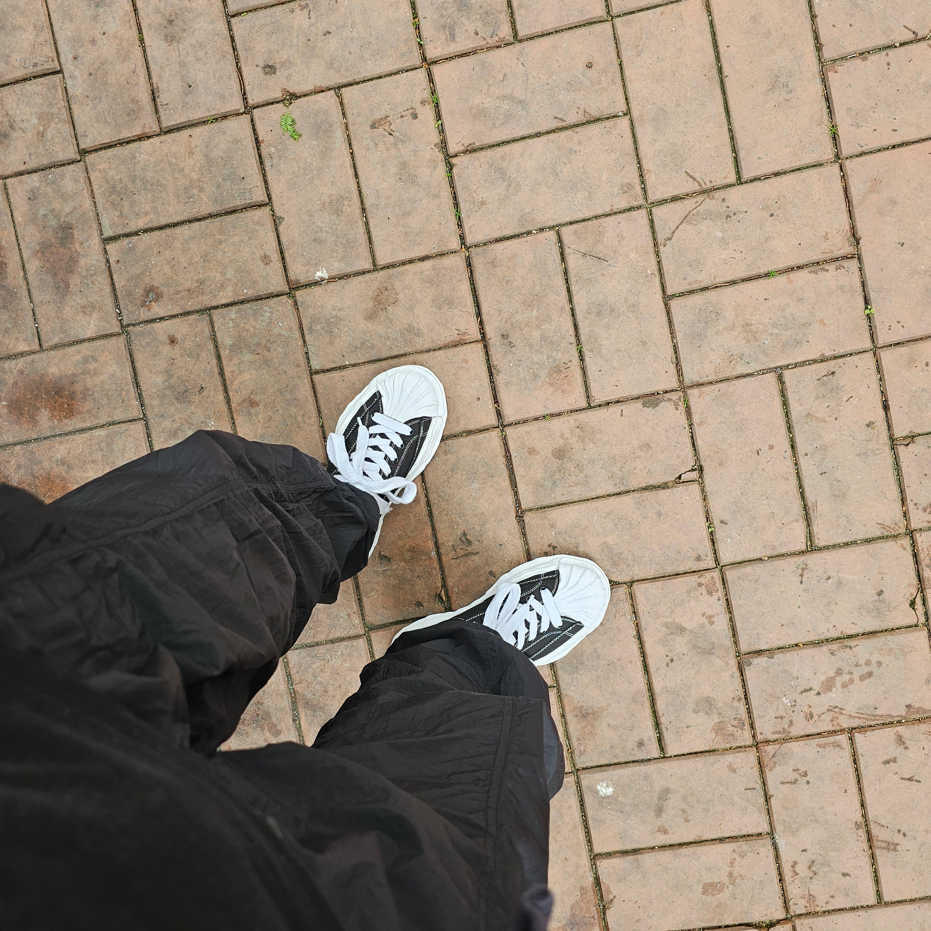 Maison Mihara Yasuhiro Blakey OG Sole Canvas Low-top Sneakers Black White 착용 스타일 - 2