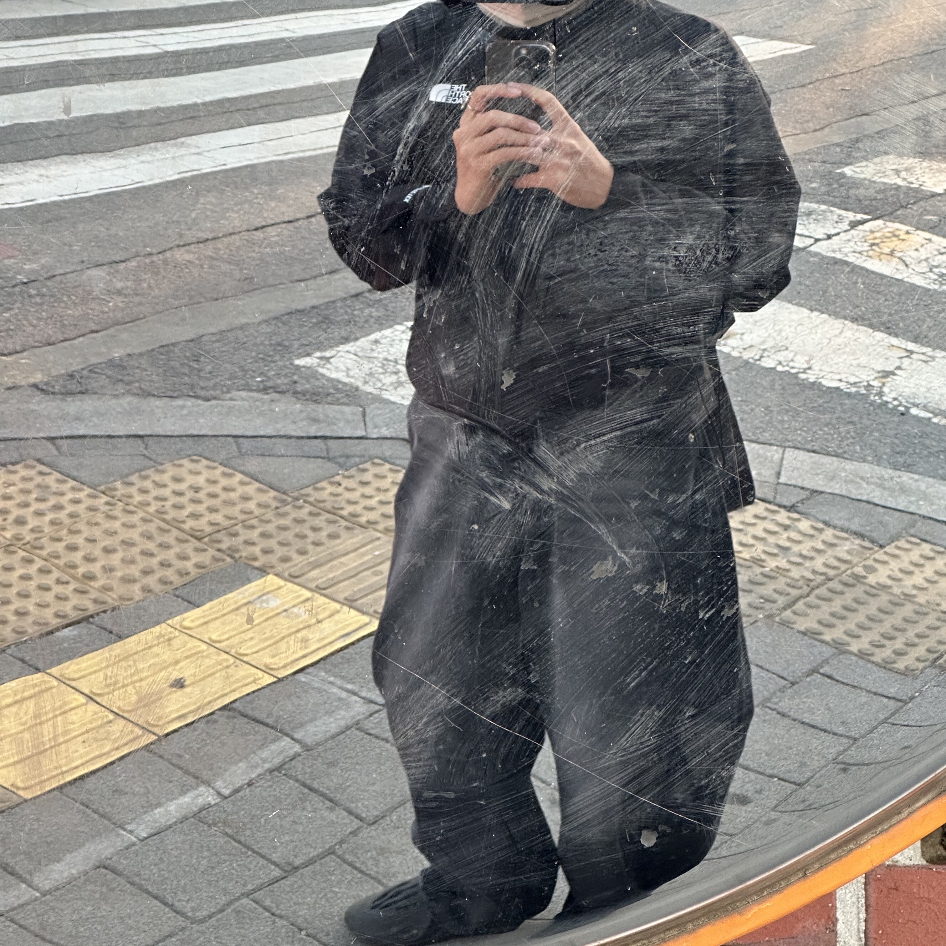 Adidas Yeezy Foam RNNR Onyx 착용 스타일