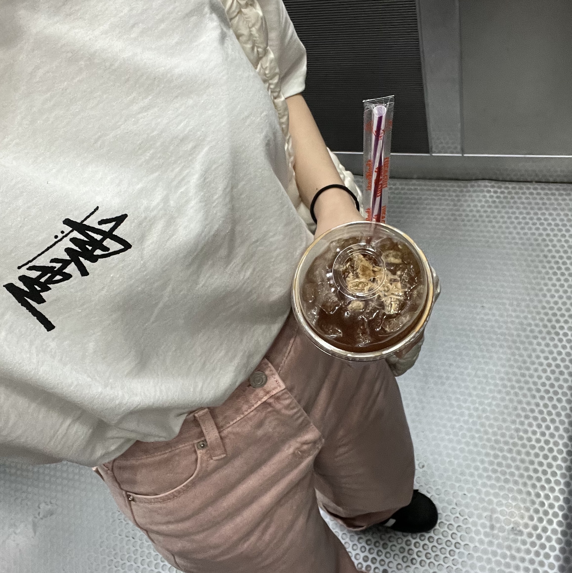 Stussy Fuzzy Dice T-Shirt White, COS Quilted Oversized Shoulder Bag Off White Light Beige 착용 스타일