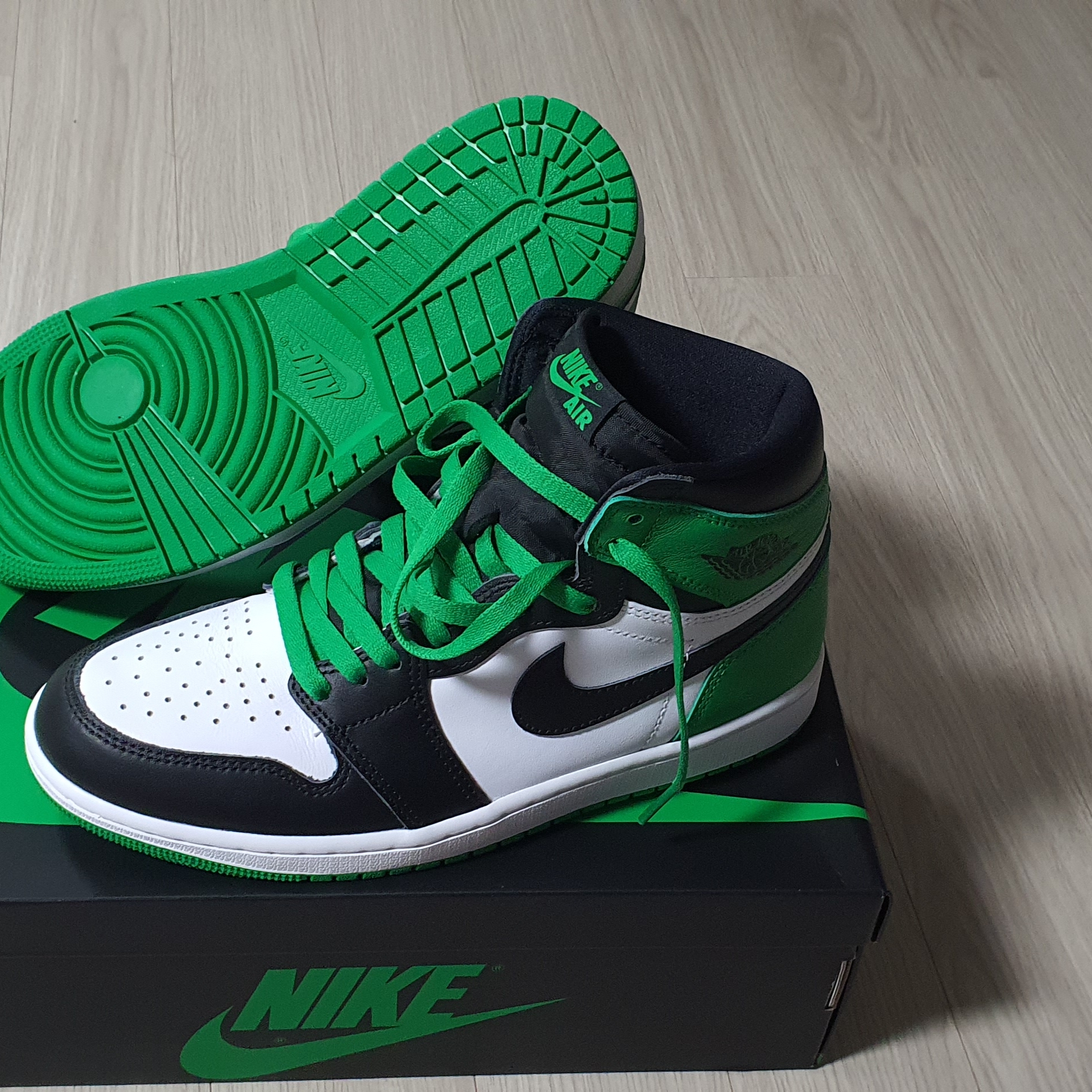 Jordan 1 Retro High OG Black and Lucky Green 착용 스타일