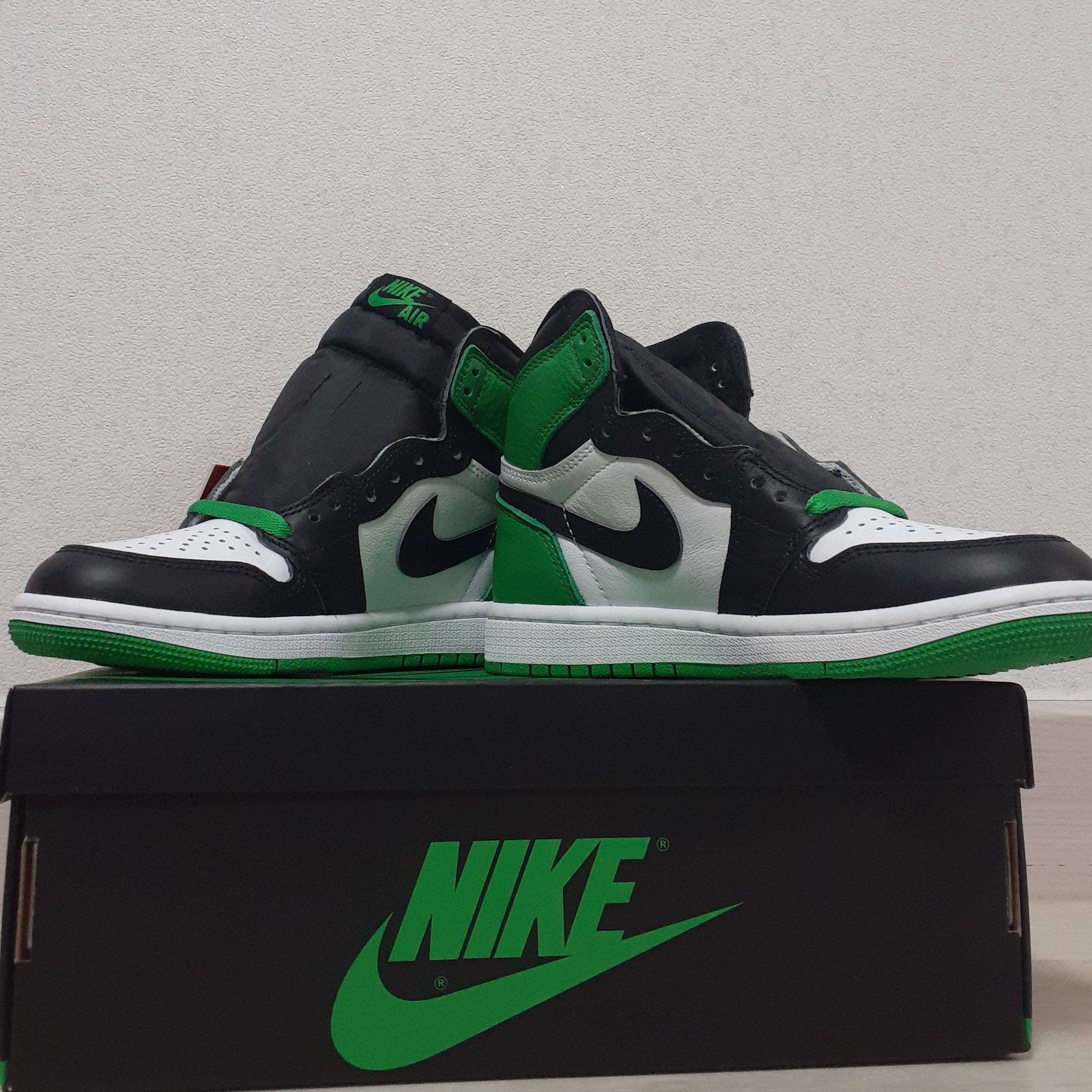 Jordan 1 Retro High OG Black and Lucky Green 착용 스타일 - 2