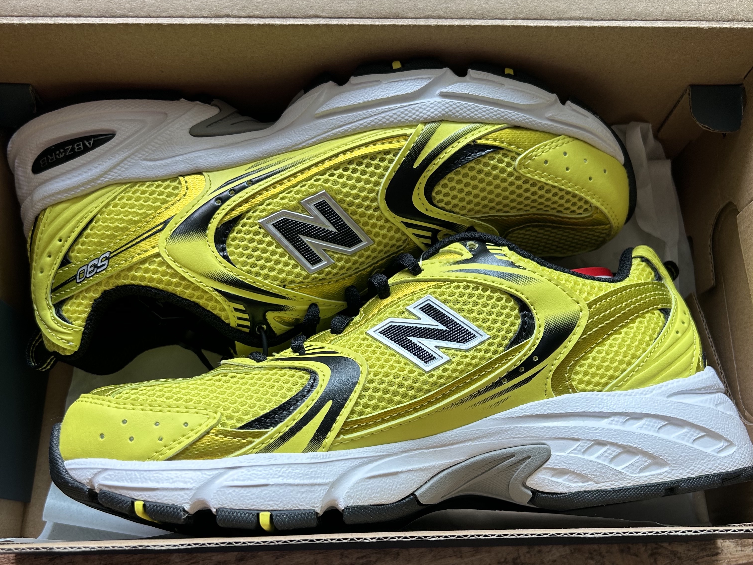 New Balance 530 Yellow 착용 스타일