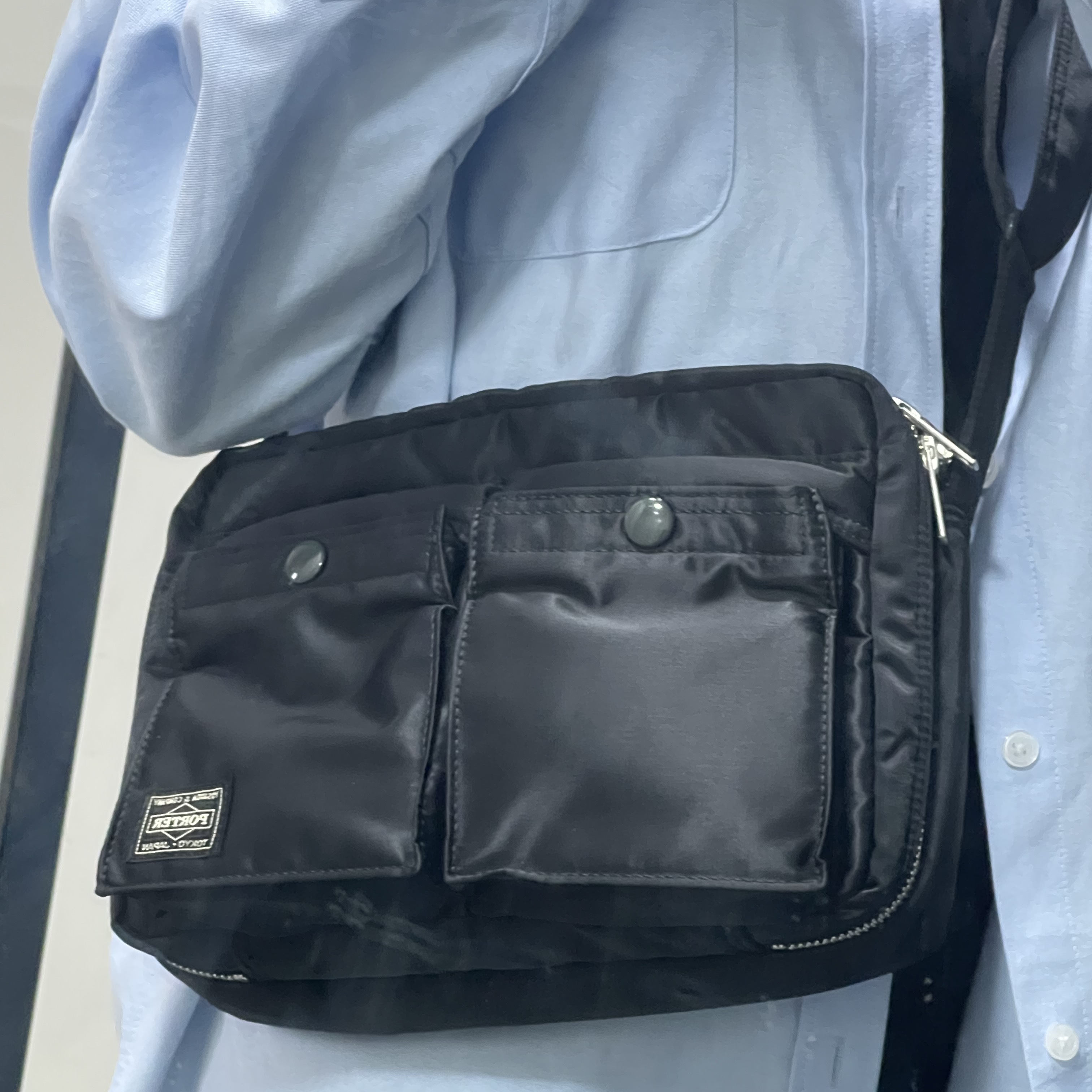 Porter Tanker Shoulder Bag S Black 착용 스타일 - 2