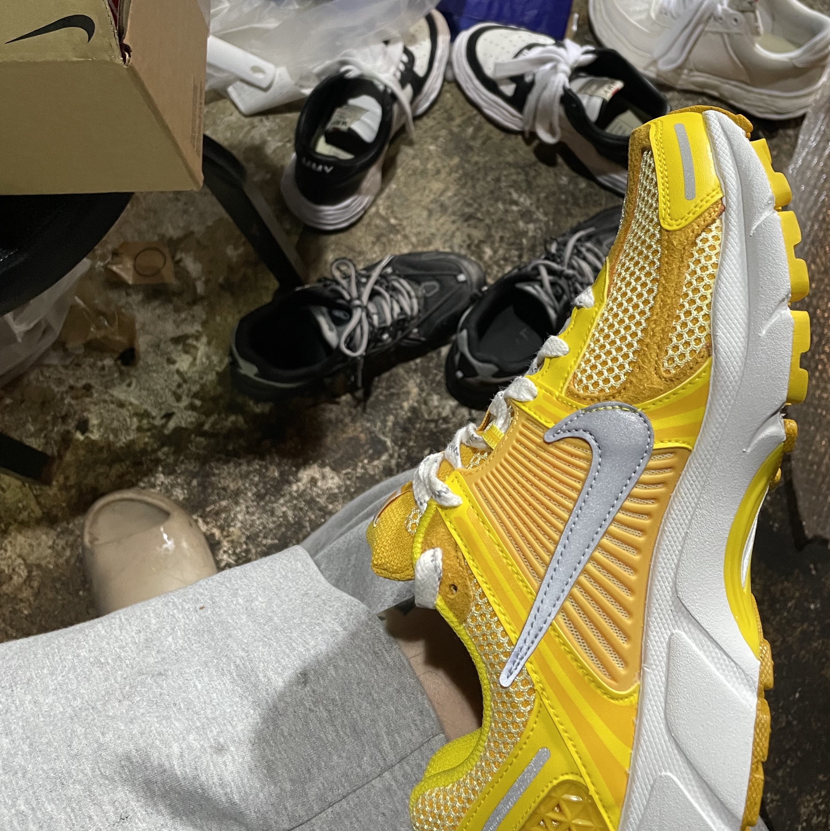 Nike Zoom Vomero 5 Yellow Ochre, Adidas Yeezy Slide Pure 착용 스타일