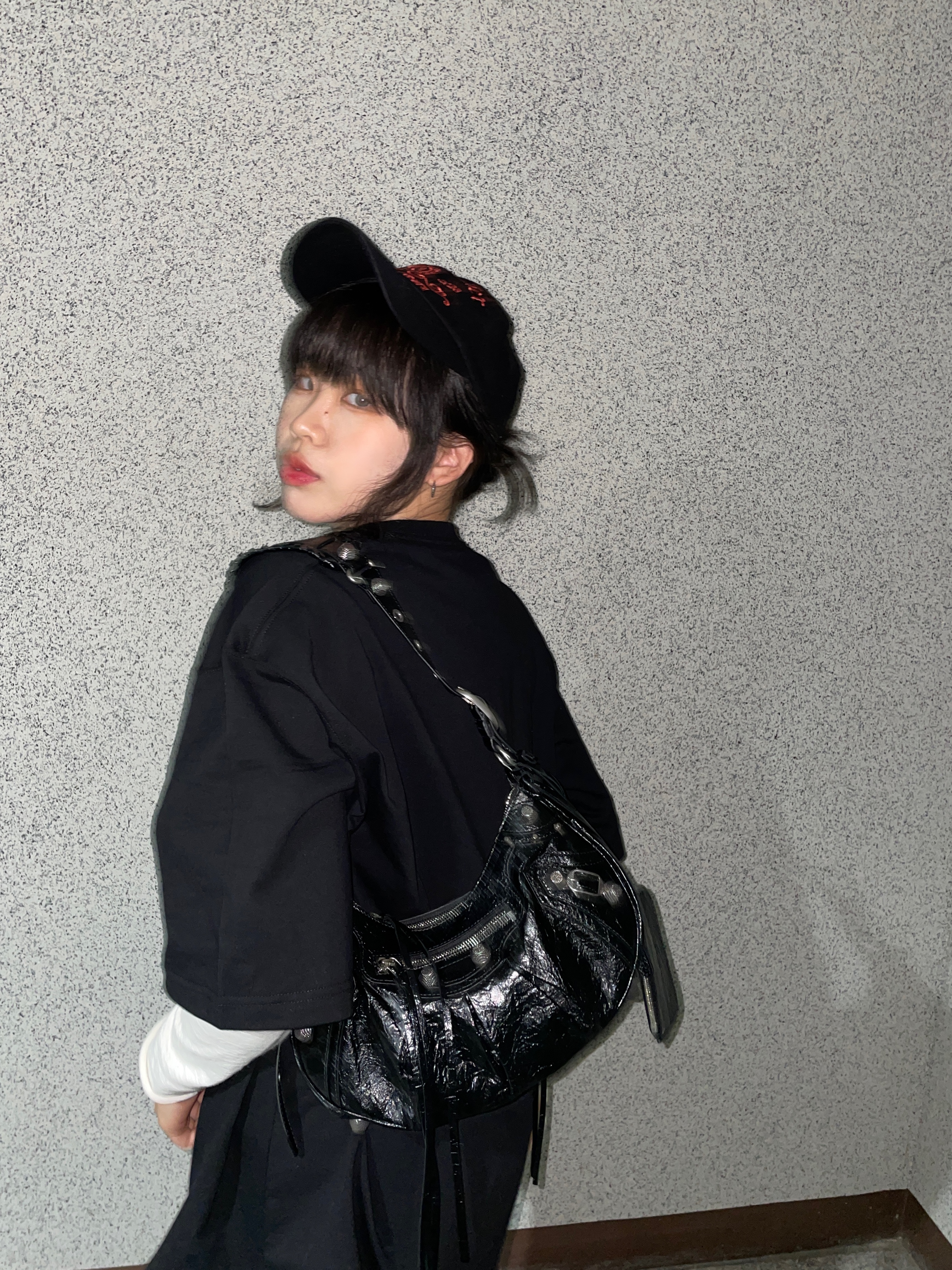Balenciaga Arena Lambskin Le Cagole XS Shoulder Bag Black 착용 스타일 - 1