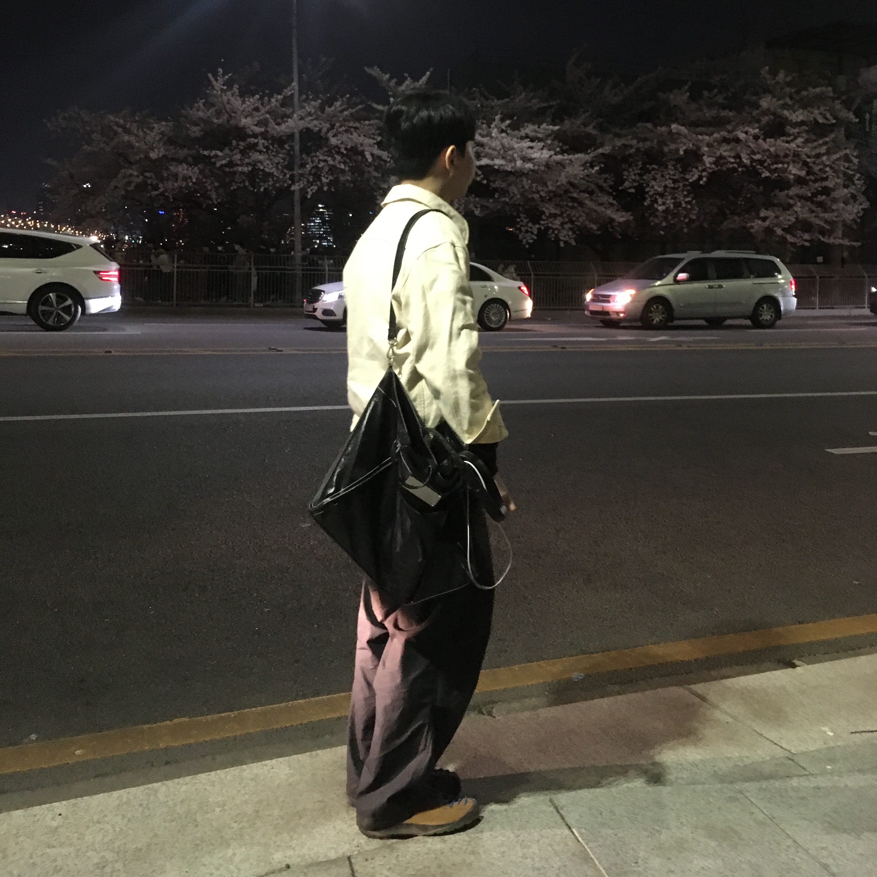 Matin Kim Big Coating Tote Bag Black 착용 스타일