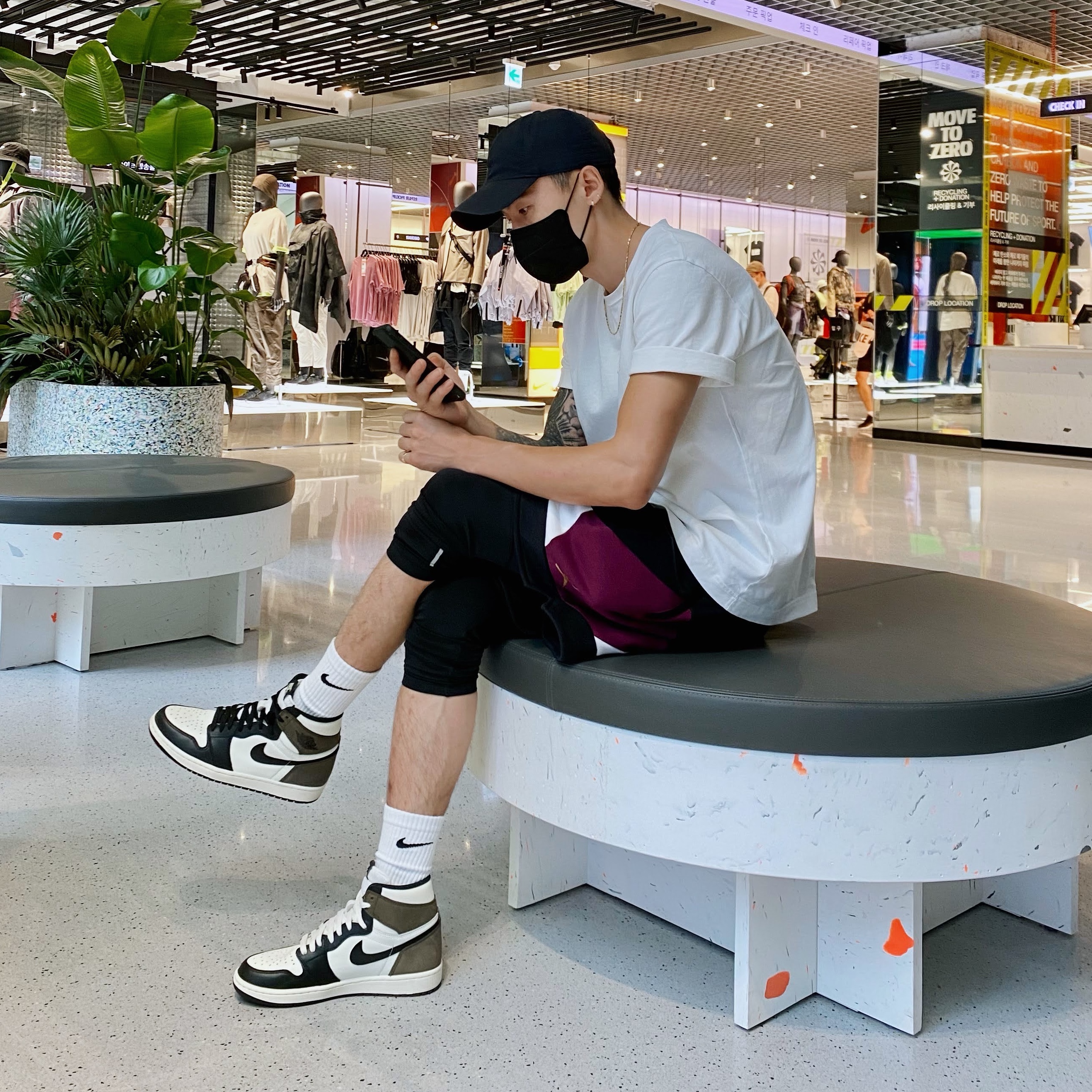 Jordan 1 Retro High OG Black Mocha 착용 스타일 - 2