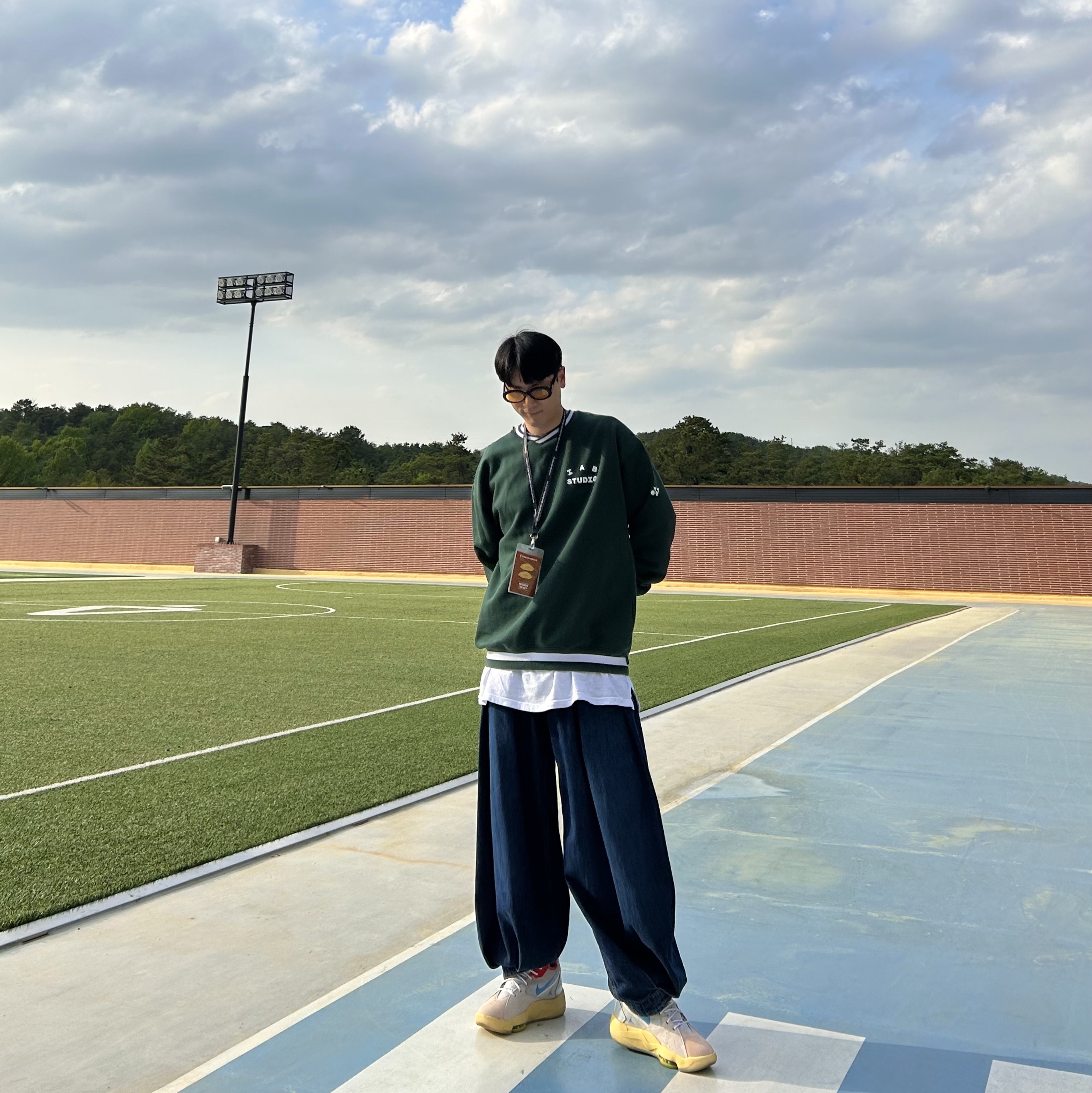 IAB Studio x Yonex Sweatshirt Green, Zara x Ader Error Wide Leg Jeans Blue 착용 스타일