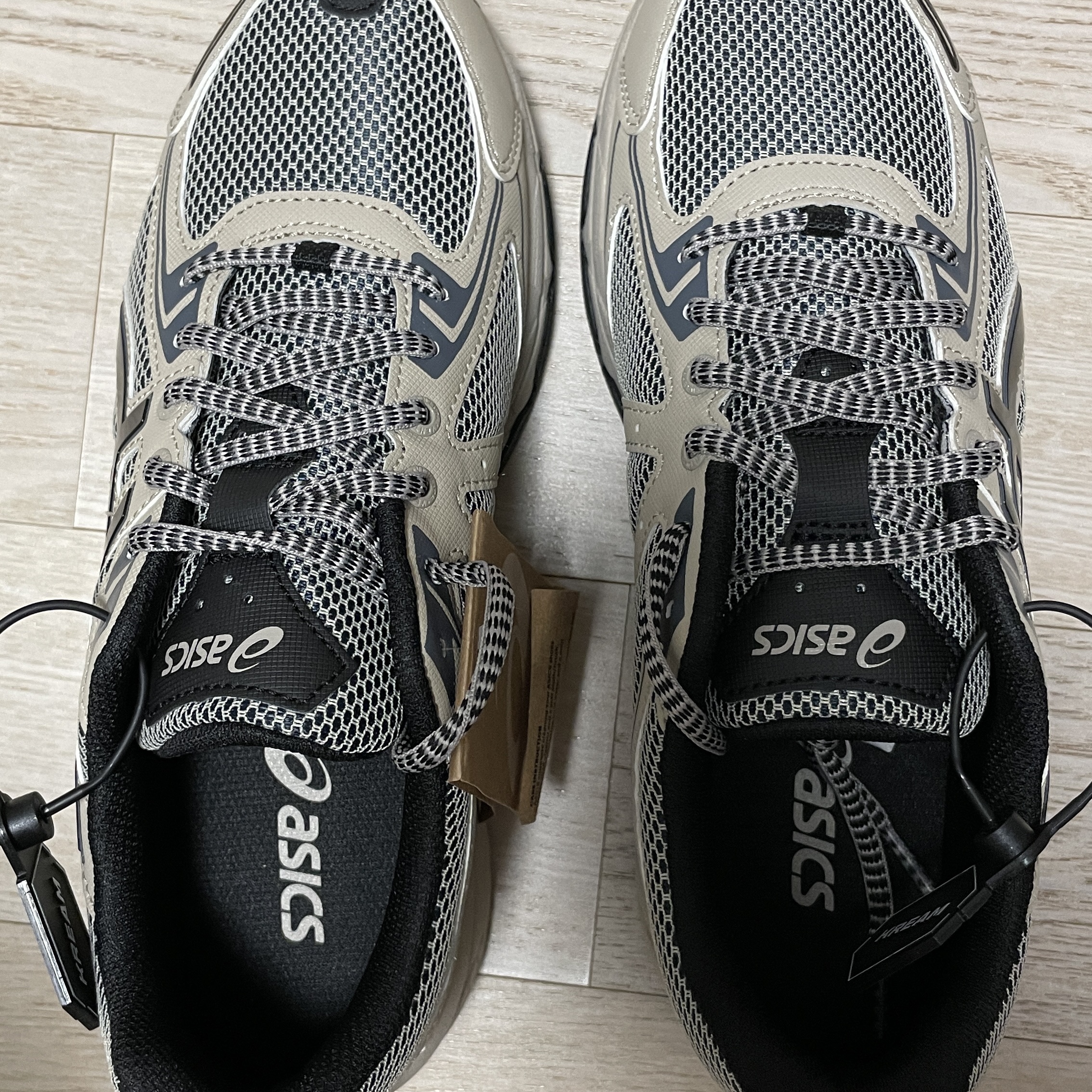 Asics Gel-Venture 6 Feather Grey Black 착용 스타일 - 2