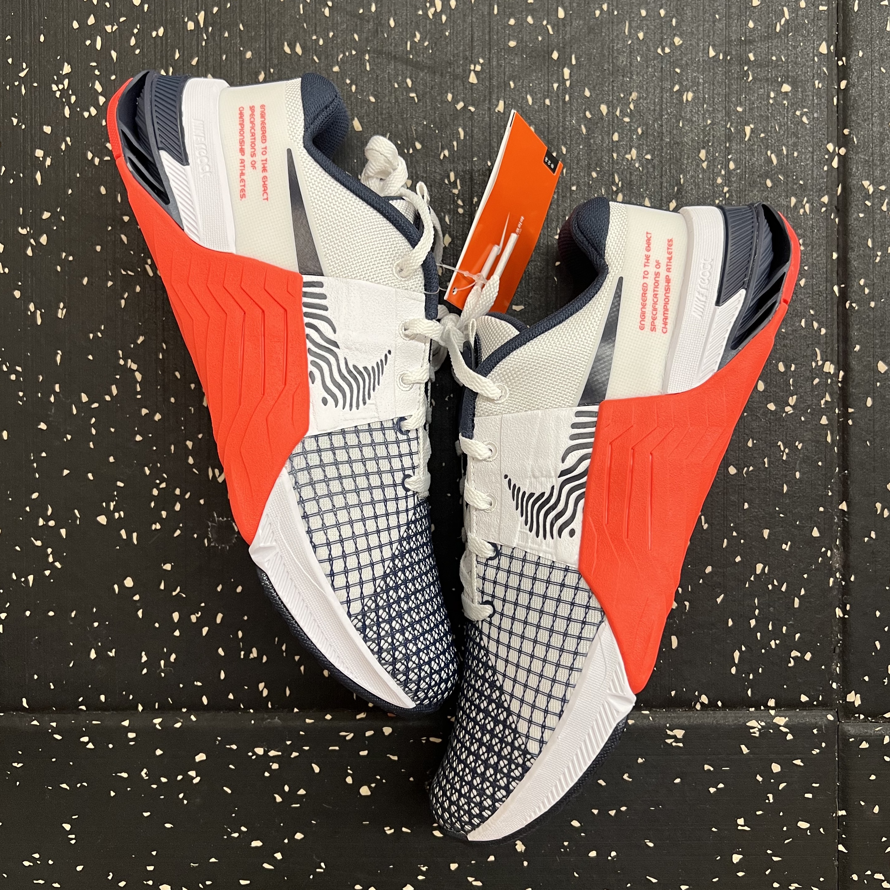 Nike Metcon 8 Black White, Nike Metcon 8 White Bright Crimson 착용 스타일