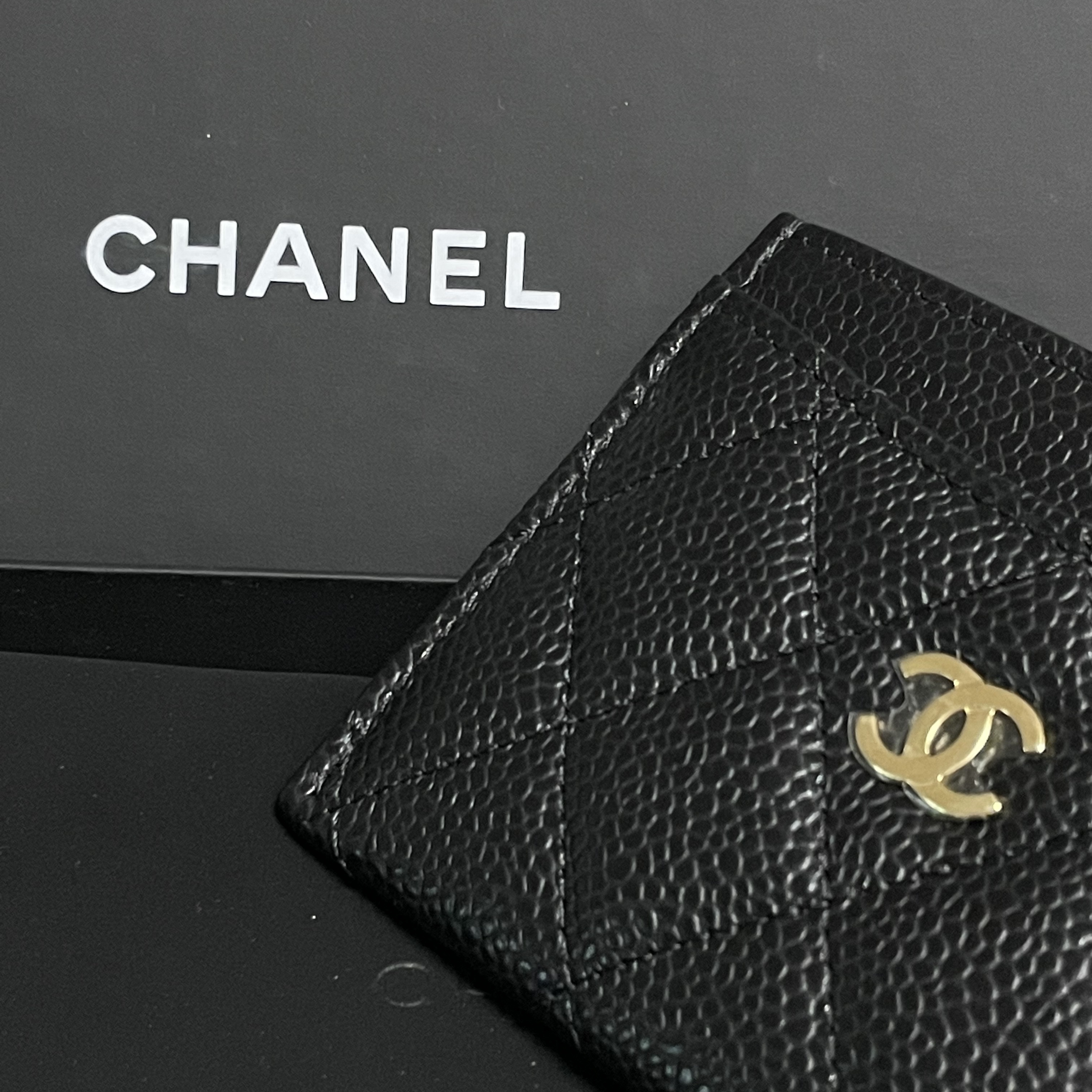 Chanel Classic Card Holder Grained Calfskin & Gold Black 착용 스타일