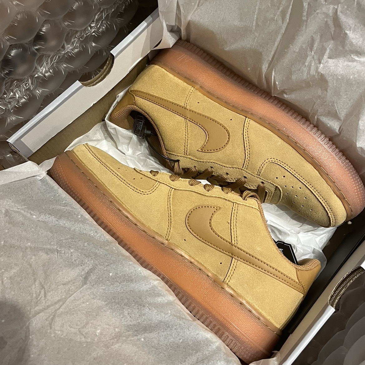 (GS) Nike Air Force 1 LV8 3 Wheat 착용 스타일 - 2
