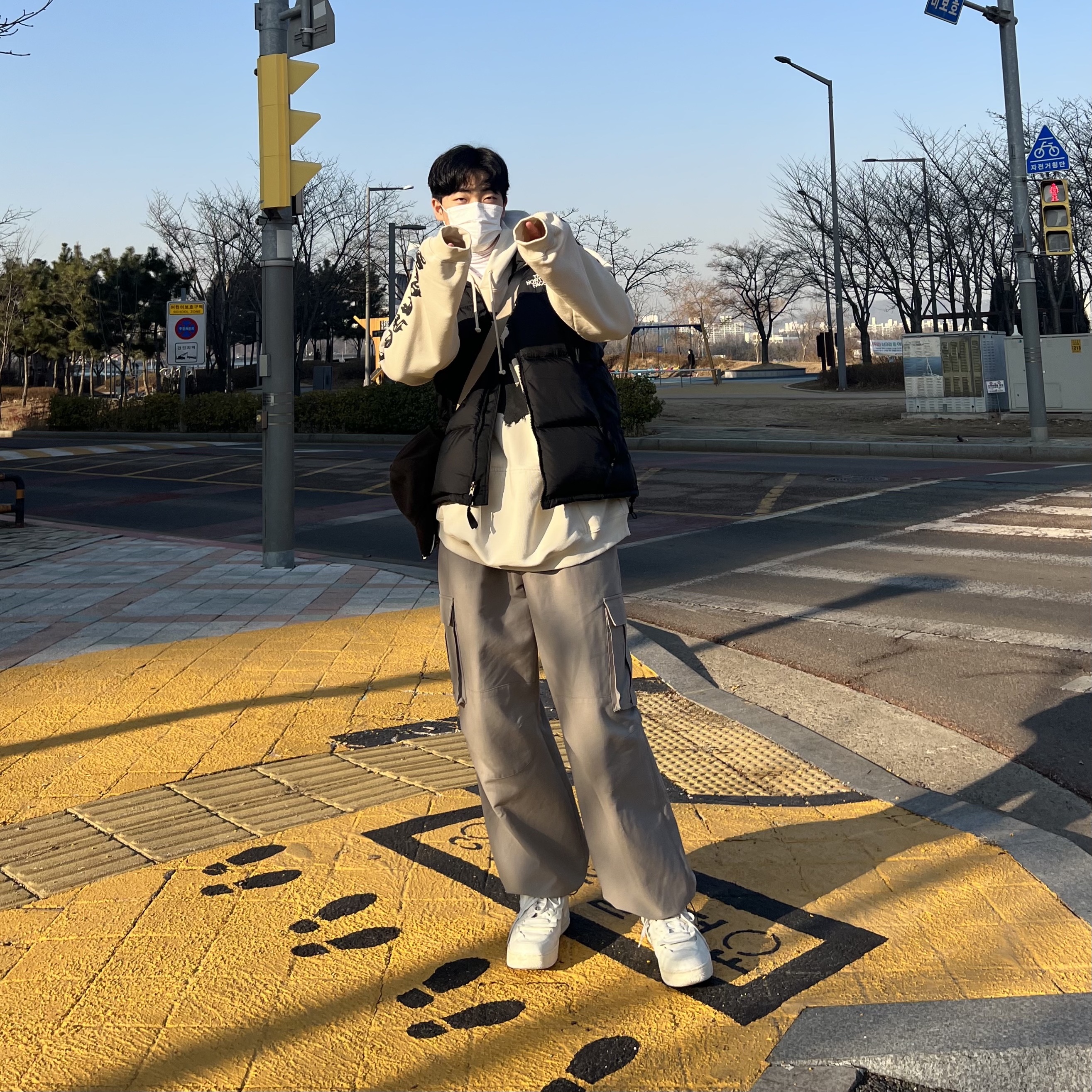 Nike x Comme des Garcons Homme Plus Air Force Mid White, The North Face 1996 Retro Nuptse Vest Black 착용 스타일 - 4