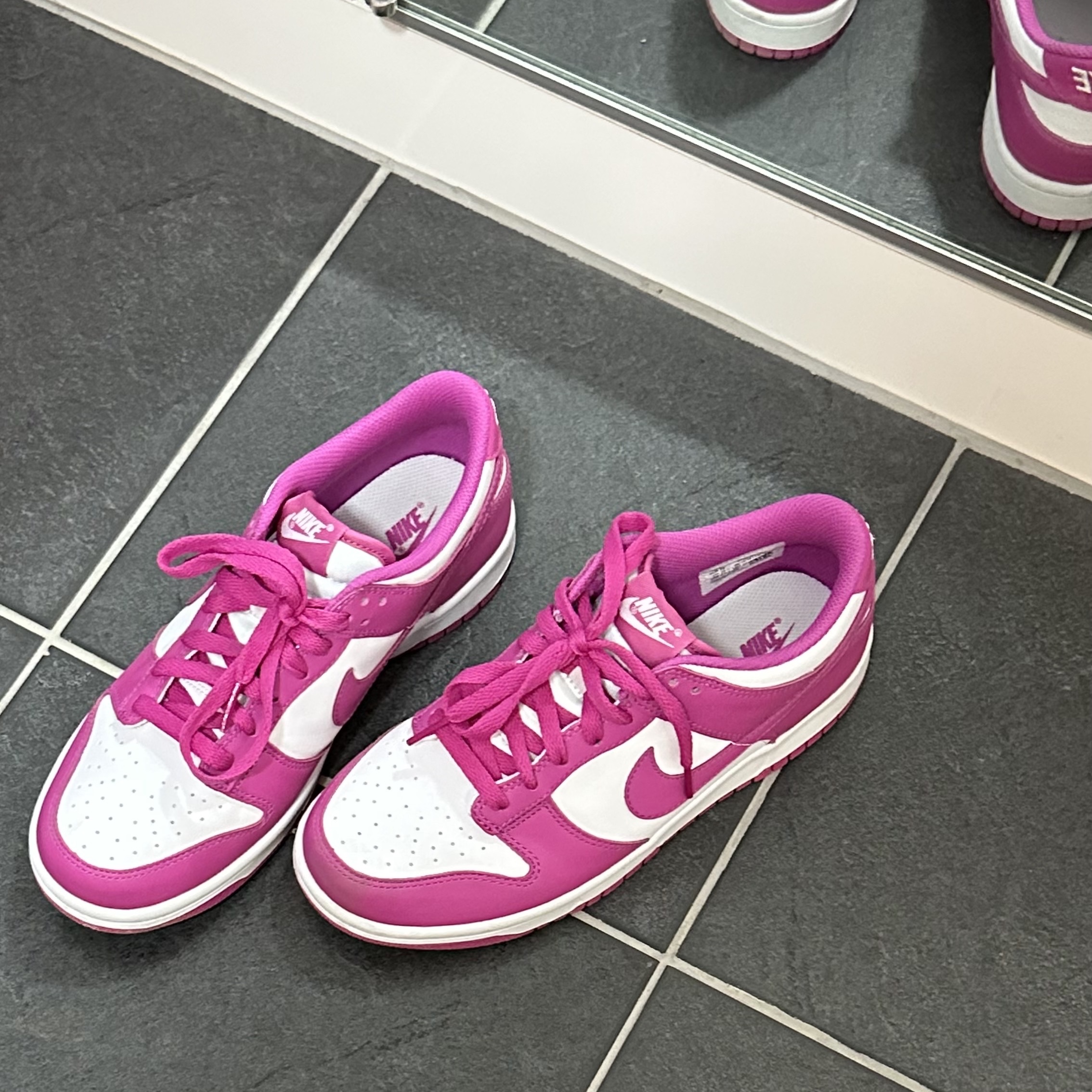 (GS) Nike Dunk Low White Active Fuchsia 착용 스타일 - 2