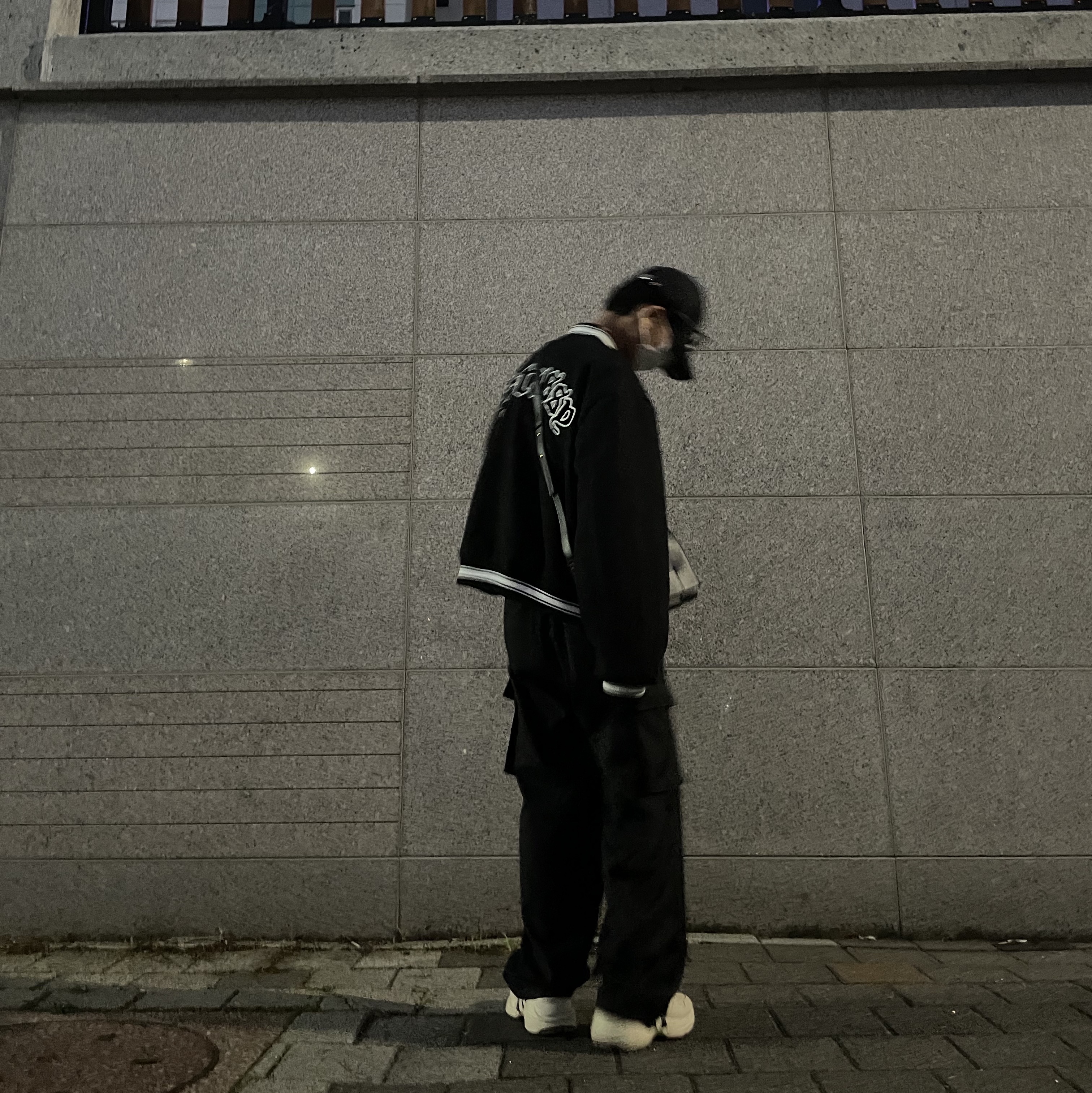 Stussy Casentino Wool Varsity Jacket Black, Gucci x MLB New York Yankees Rhyton Sneakers Ivory 착용 스타일 - 1