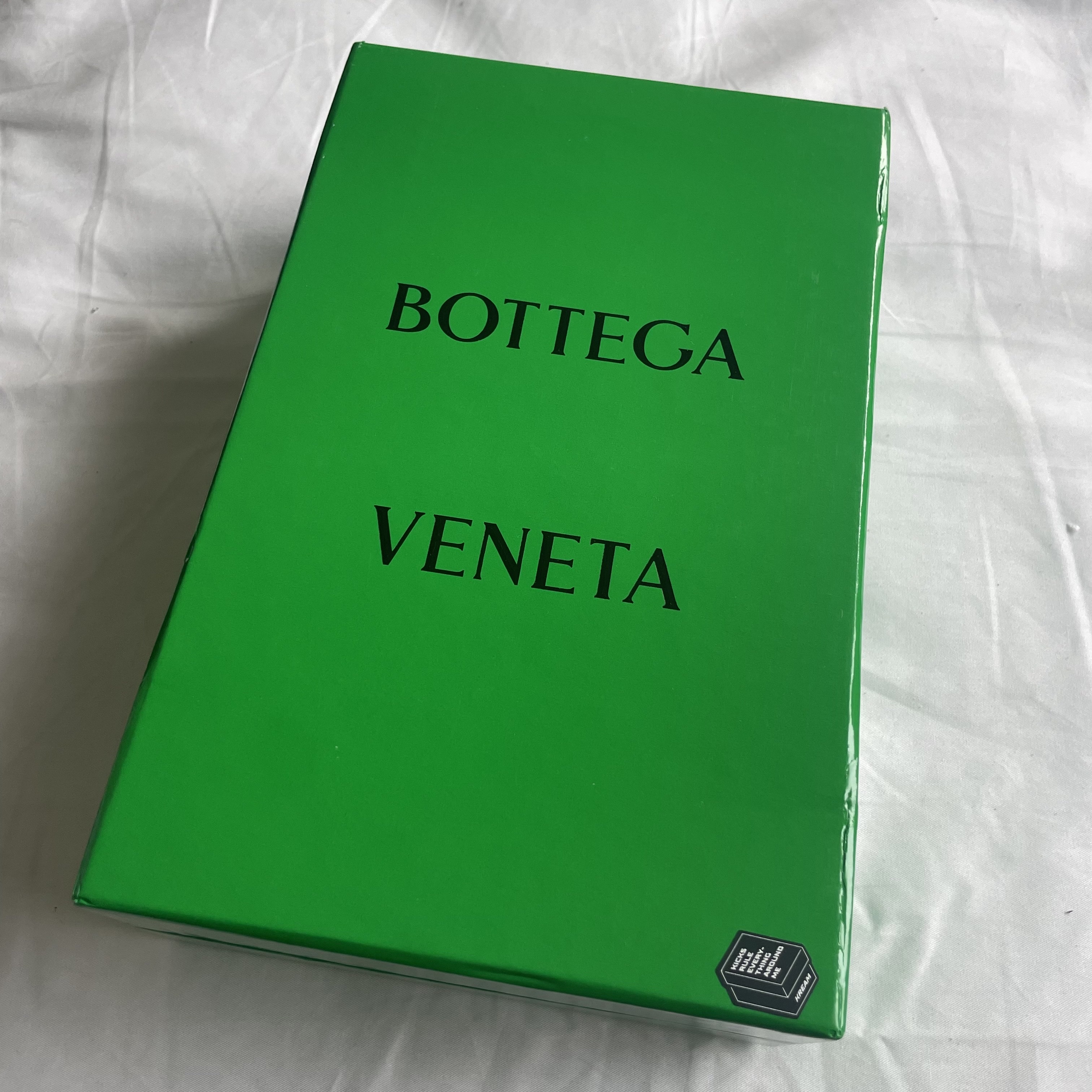 Bottega Veneta Mini Leather Cassette Black 착용 스타일 - 1