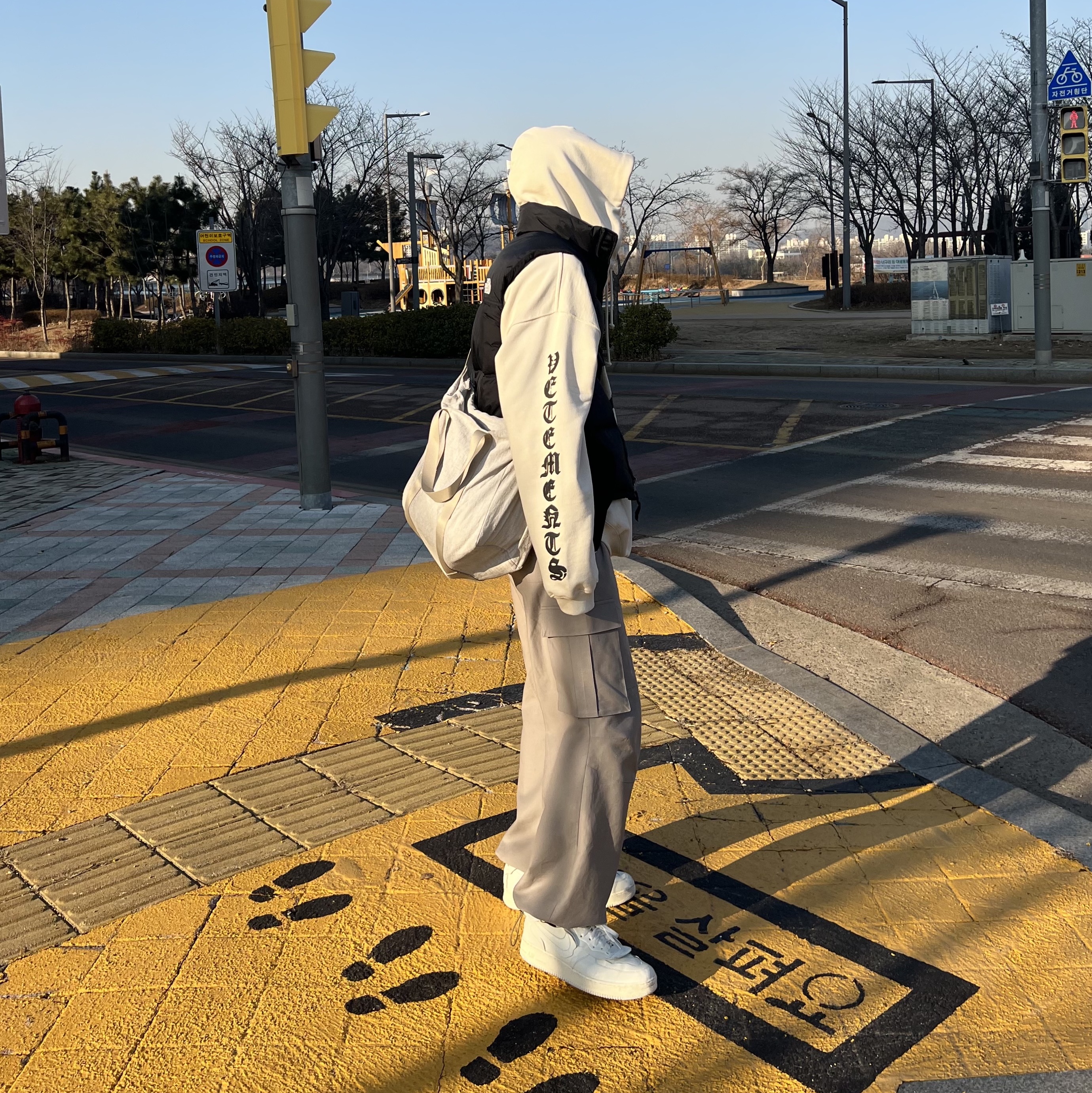 Nike x Comme des Garcons Homme Plus Air Force Mid White, The North Face 1996 Retro Nuptse Vest Black 착용 스타일 - 1